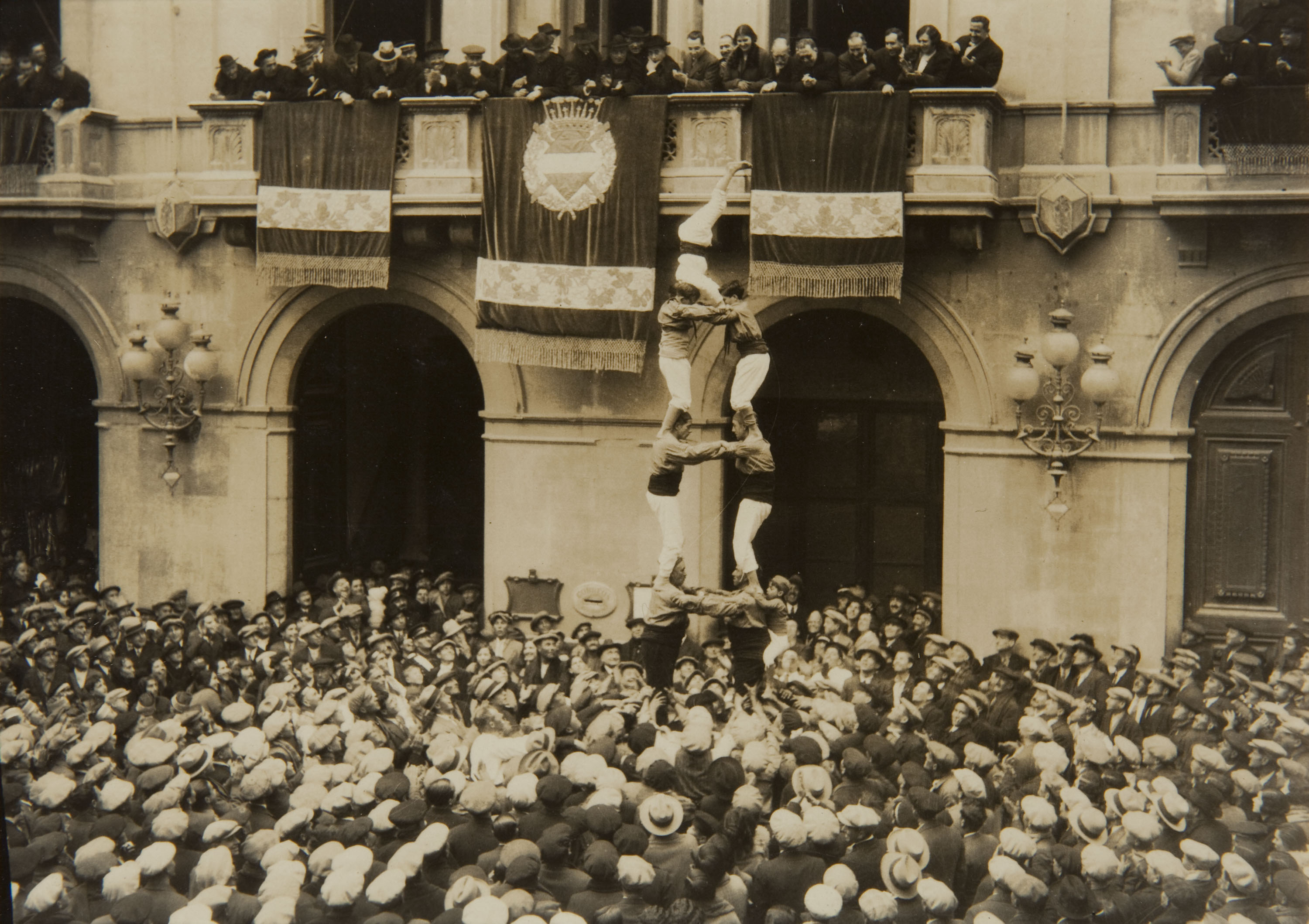 image for: Pere Català Pic - ...i els castellers s'enfilen estimulats per un noble desig de superació en mig d'una multitud nerviosa... - 1931