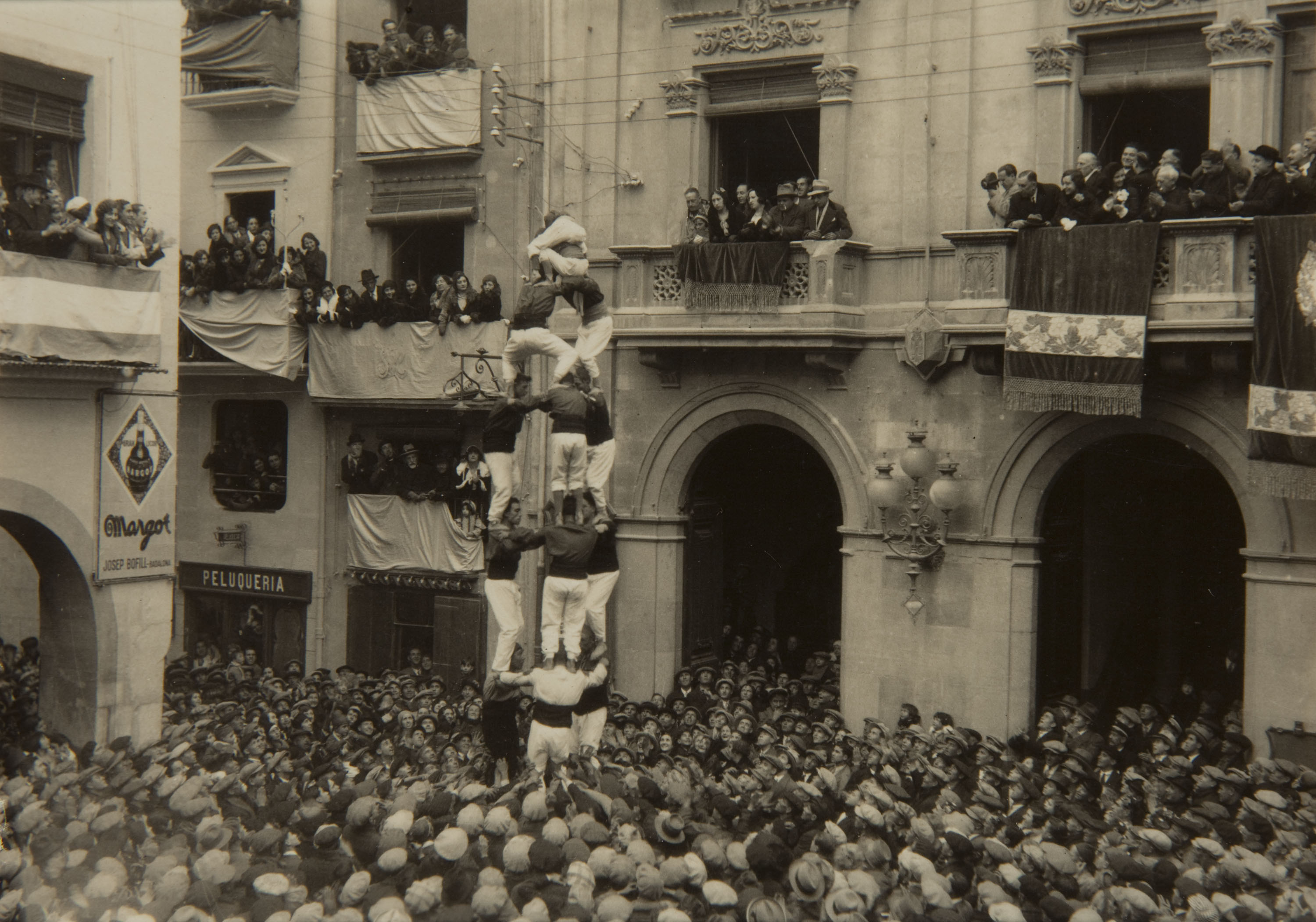 image for: Pere Català Pic - ...i els castellers s'enfilen estimulats per un noble desig de superació en mig d'una multitud nerviosa... - 1931