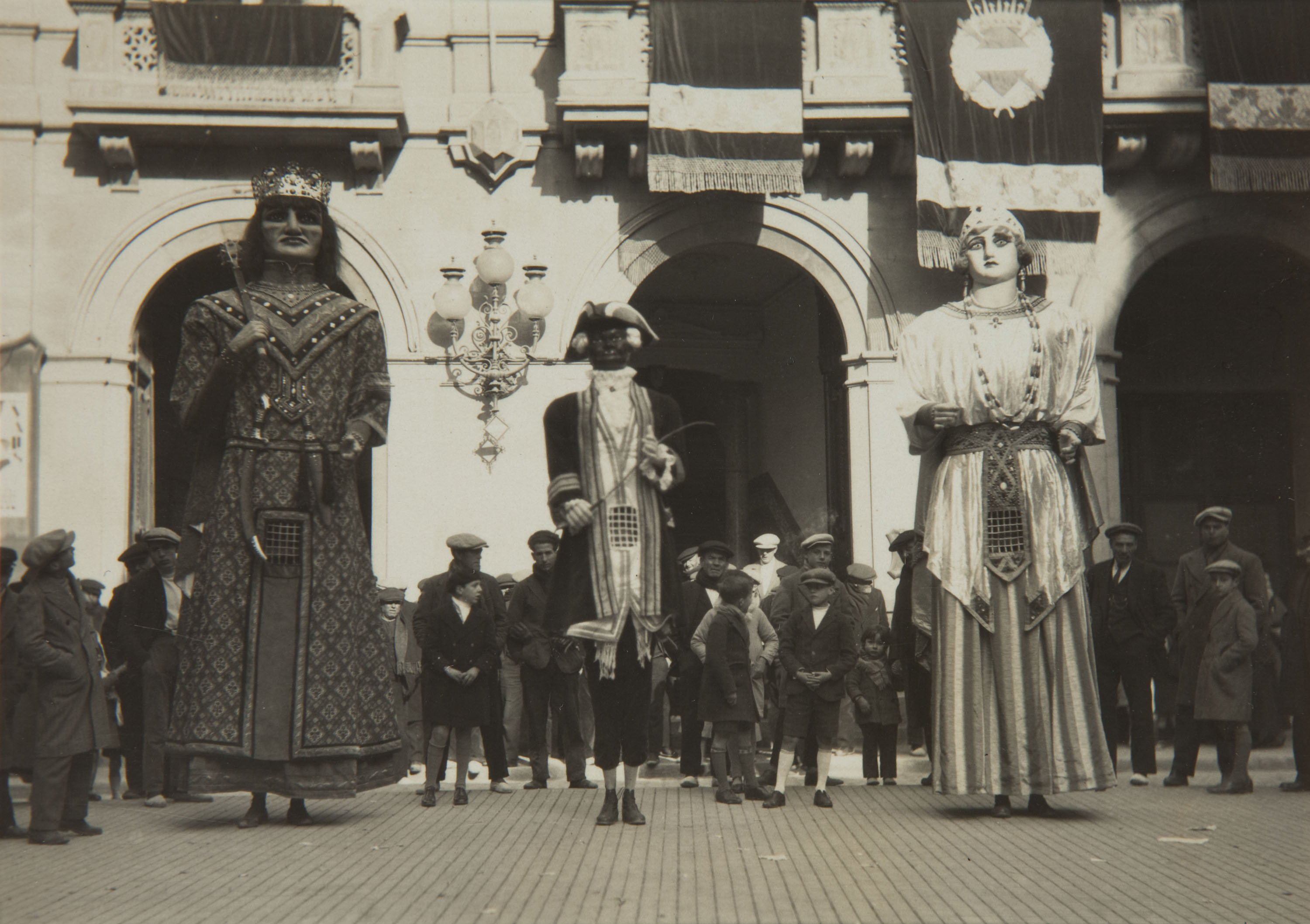 image for: Pere Català Pic - Els gegants, els gegants... La moixiganga. Belles representacions plàstiques de la Passió - 1931