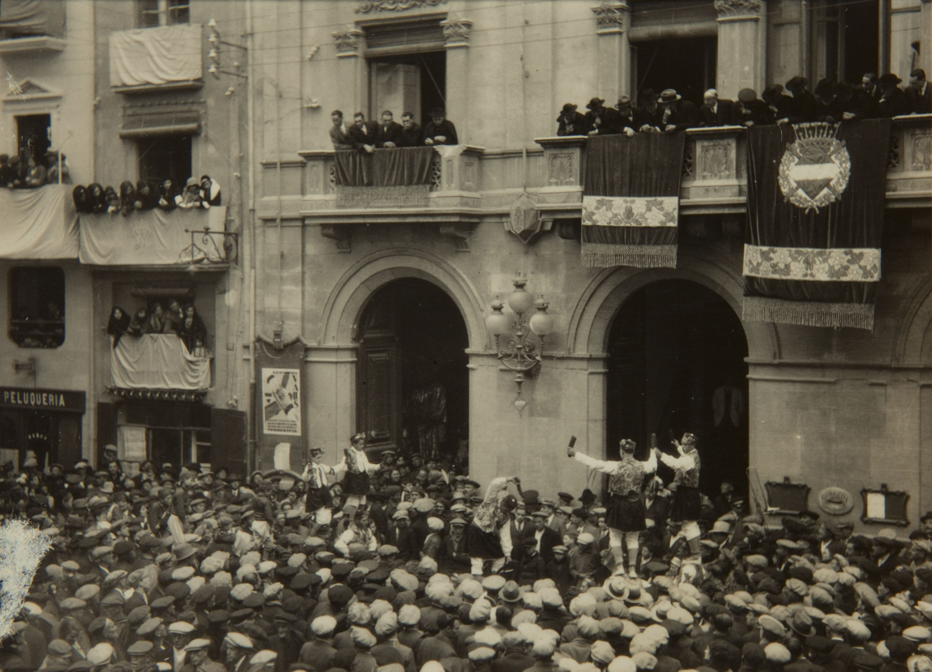image for: Pere Català Pic - Els gegants, els gegants... La moixiganga. Belles representacions plàstiques de la Passió - 1931