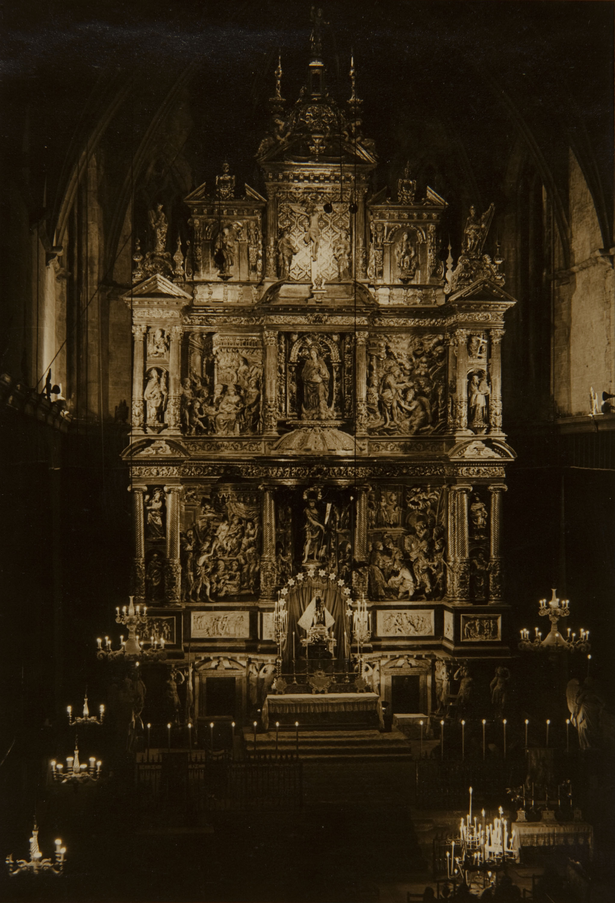 image for: Pere Català Pic - L'altar major de Sant Joan ha estat restaurat i il·luminat adequadament per a estotjar com cal la Verge de la Candela - 1931