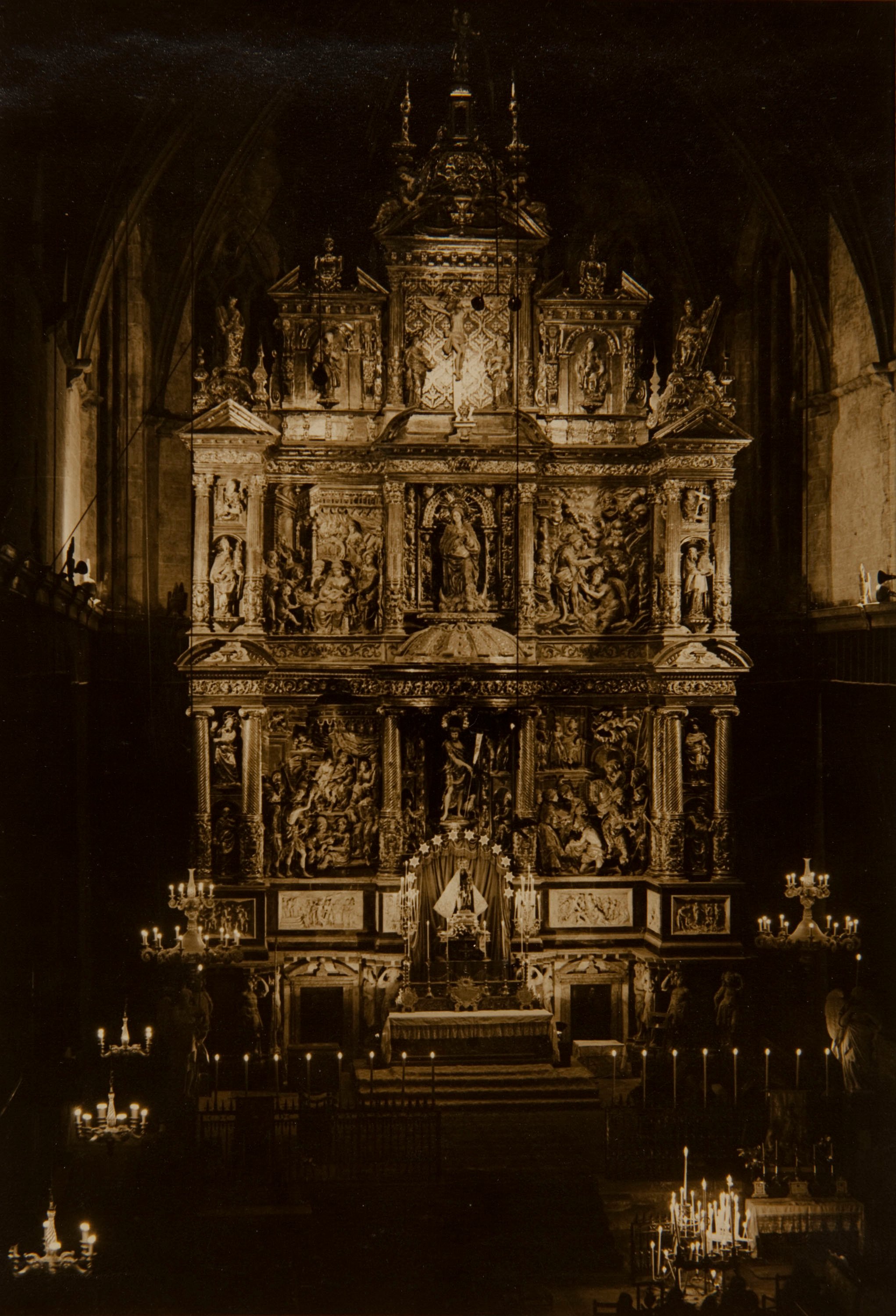 image for: Pere Català Pic - L'altar major de Sant Joan ha estat restaurat i il·luminat adequadament per a estotjar com cal la Verge de la Candela - 1931
