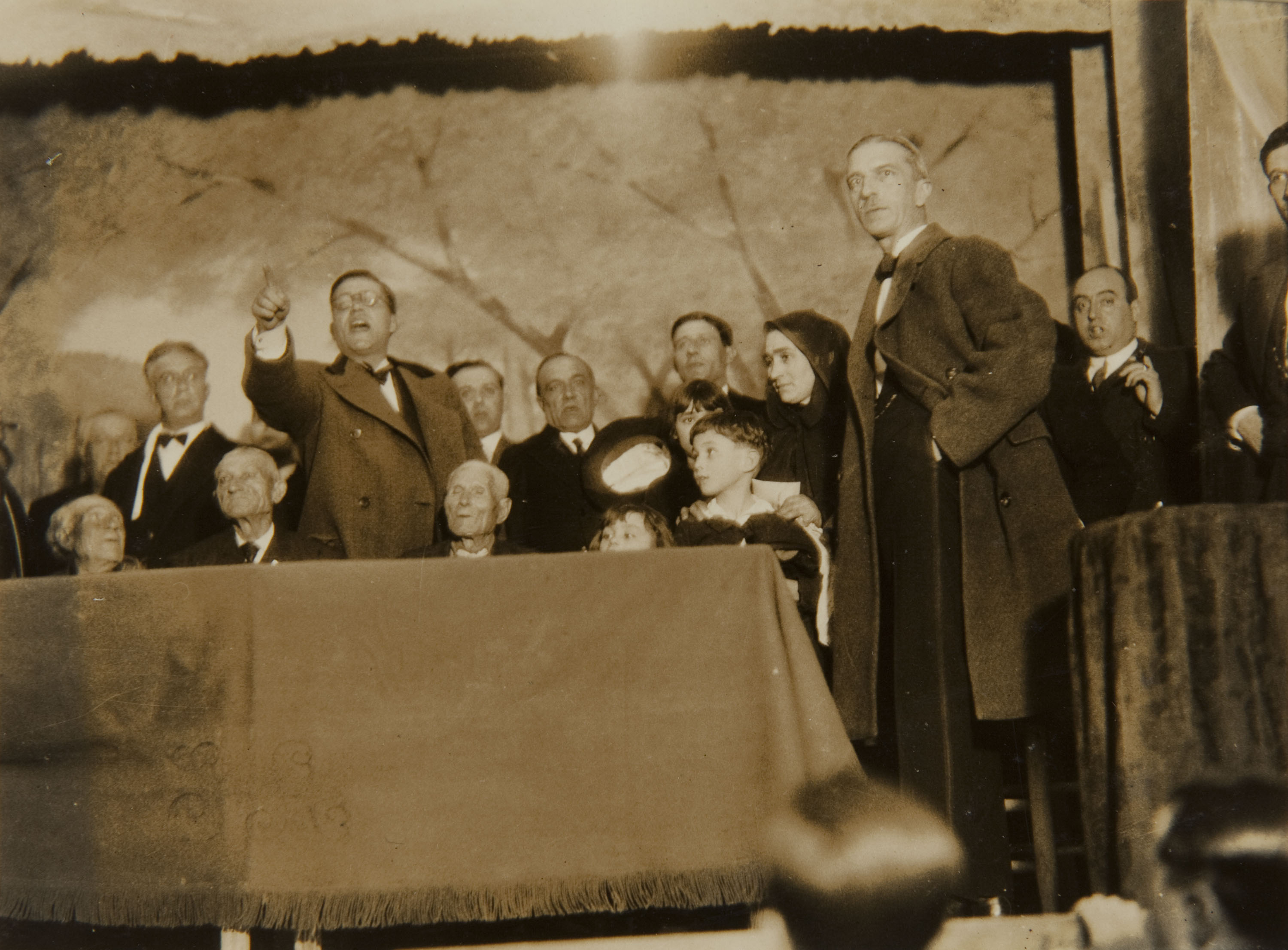 image for: Pere Català Pic - Societat Agrícola. El Sr. Marqués de Guad-el-Jelú premiant la virtut i el treball mostra com també entre el brogit de les festes es recompensa el mèrit - 1931