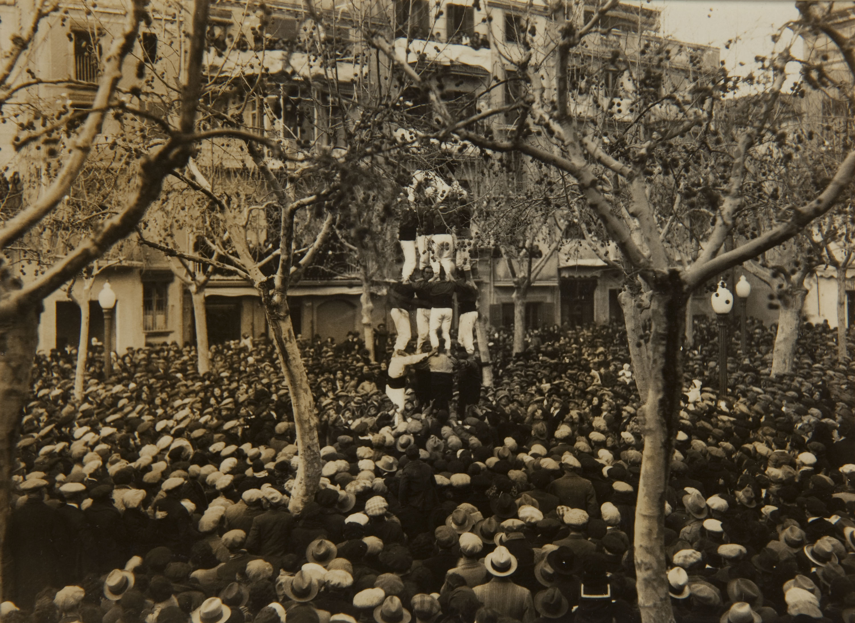 image for: Pere Català Pic - Moixiganga, castells i sardanes al pati. Heus ací un reflexe de la multitud que envaí el nostre poble - 1931