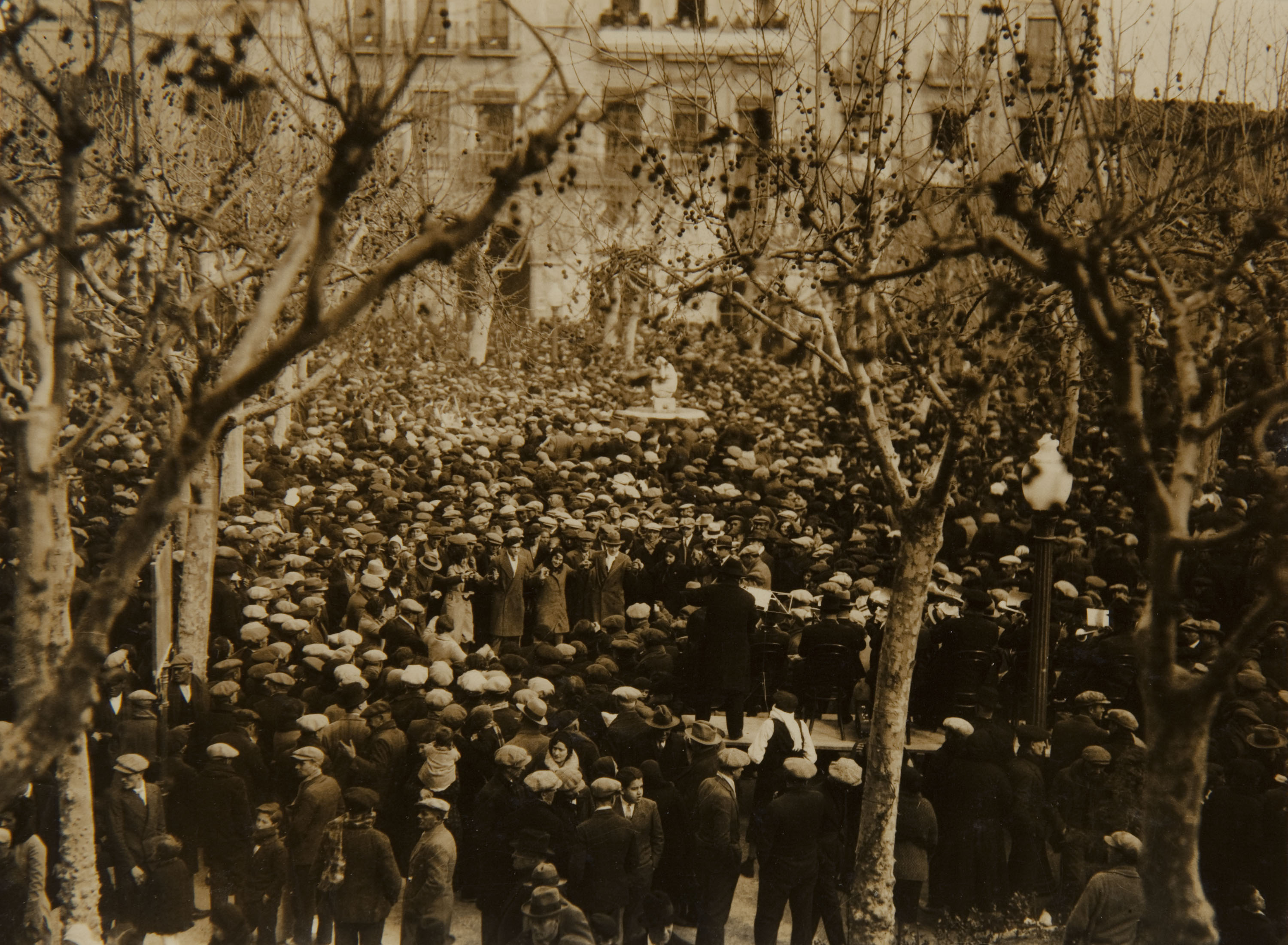 image for: Pere Català Pic - Moixiganga, castells i sardanes al pati. Heus ací un reflexe de la multitud que envaí el nostre poble - 1931