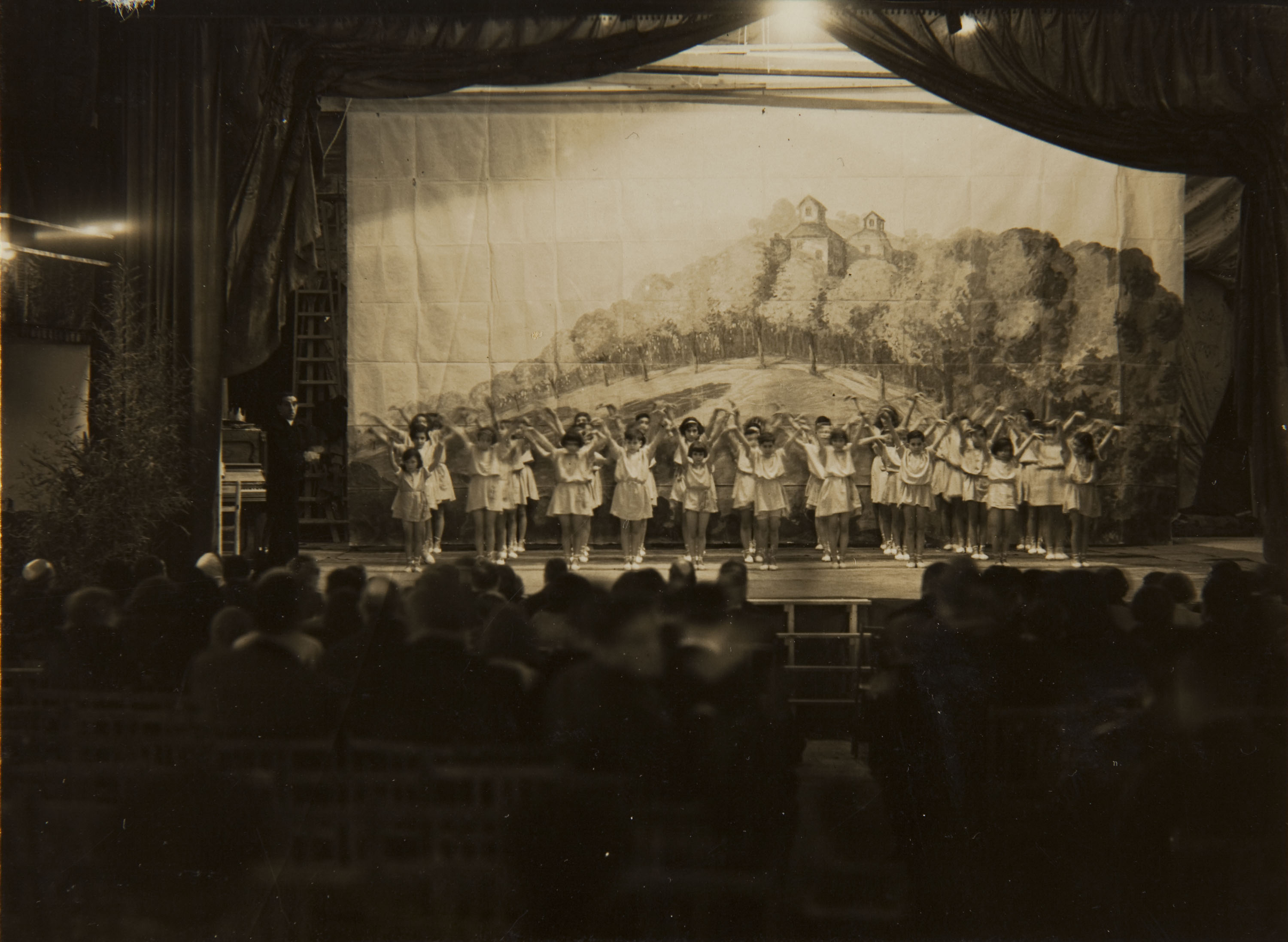 image for: Pere Català Pic - L'Institut de Rítmica i Plàstica, la Banda Municipal, i l'Orfeó Català donaren a les nostres festes la seva nota de bon gust - 1931
