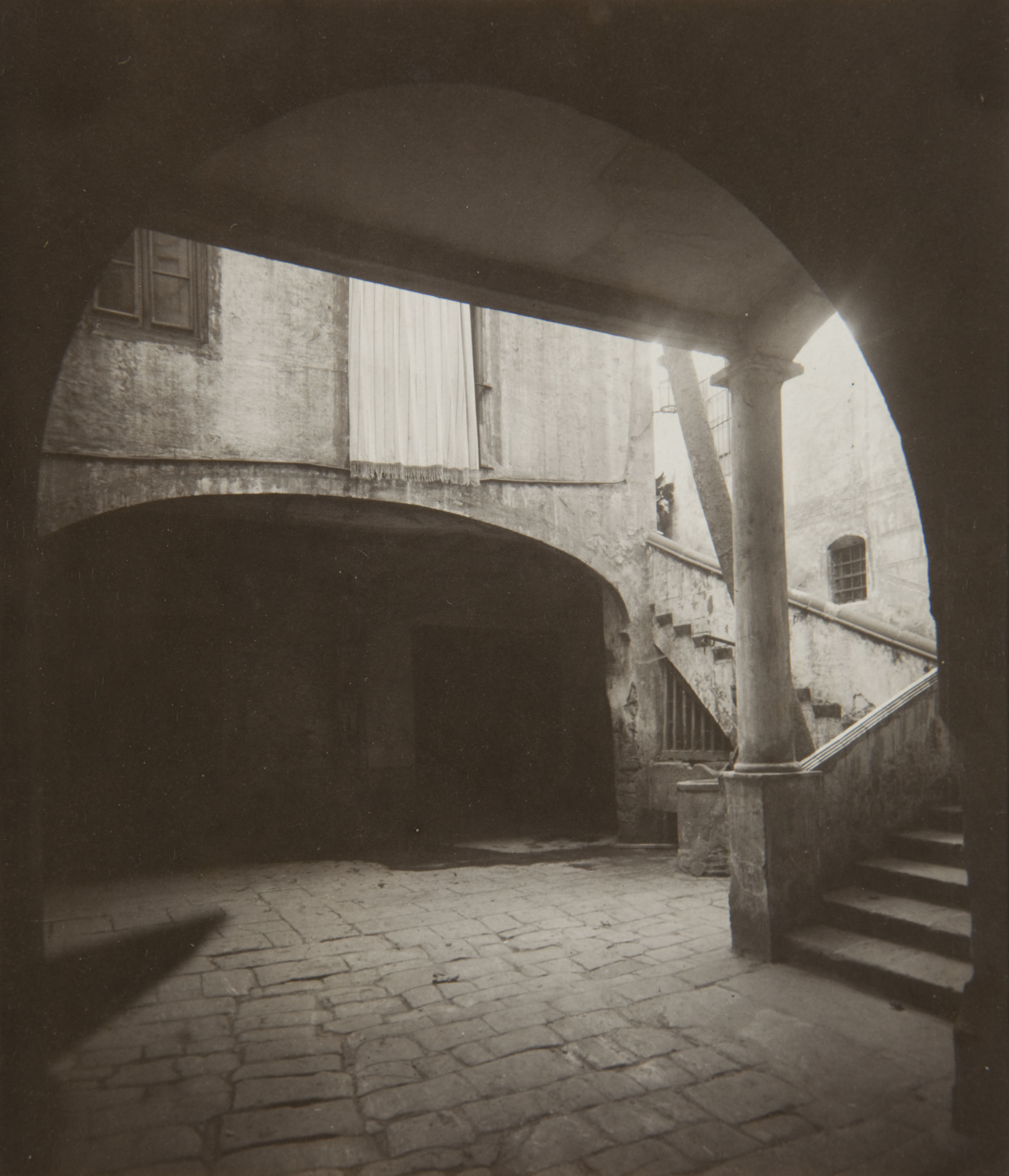 image for: Adolf Mas  - Pati de la casa núm. 25 del carrer dels Mercaders - Anterior a 1911