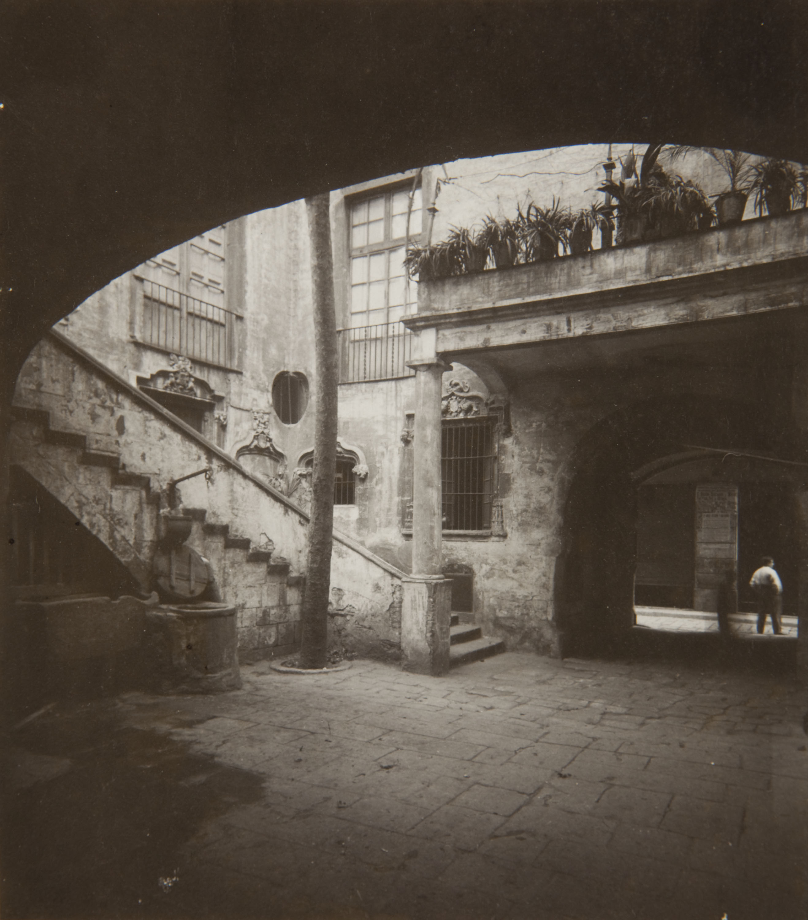 image for: Adolf Mas  - Interior del pati de la casa núm. 25 del carrer dels Mercaders - Anterior a 1911