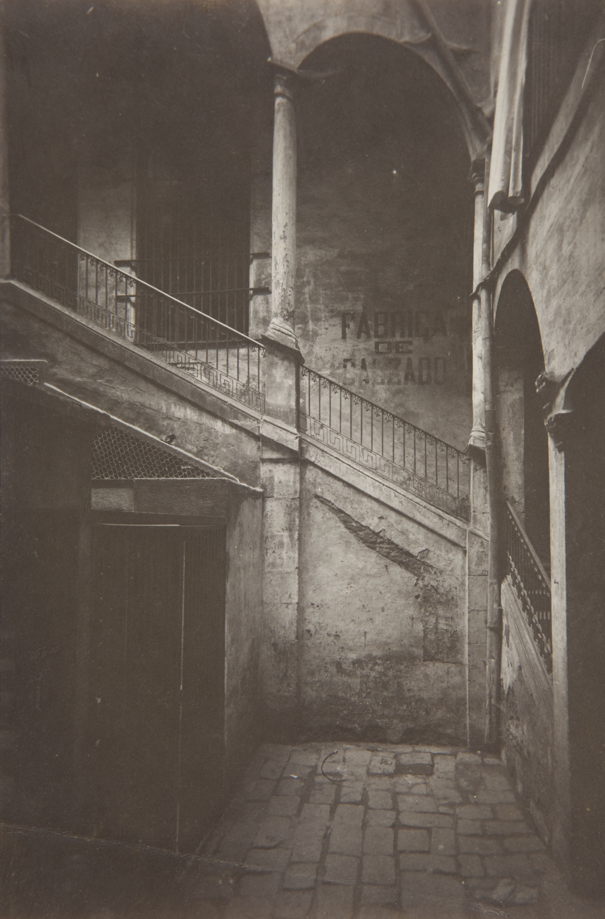 image for: Adolf Mas  - Pati de la casa núm. 40 del carrer dels Mercaders - Anterior a 1911