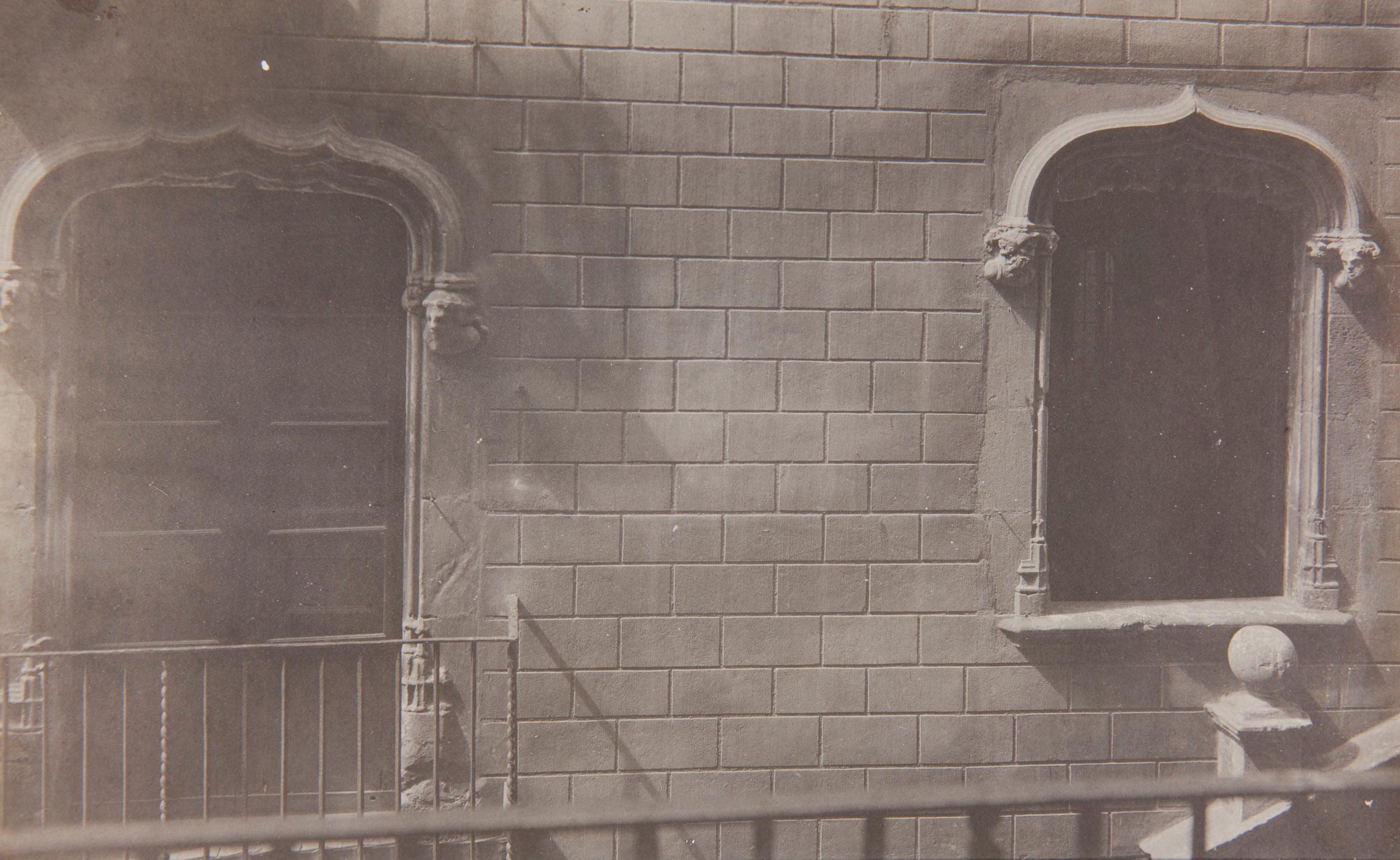 image for: Adolf Mas  - Balcó i finestra de la casa núm. 1 del carrer de Sant Pere Més Alt - Anterior a 1911