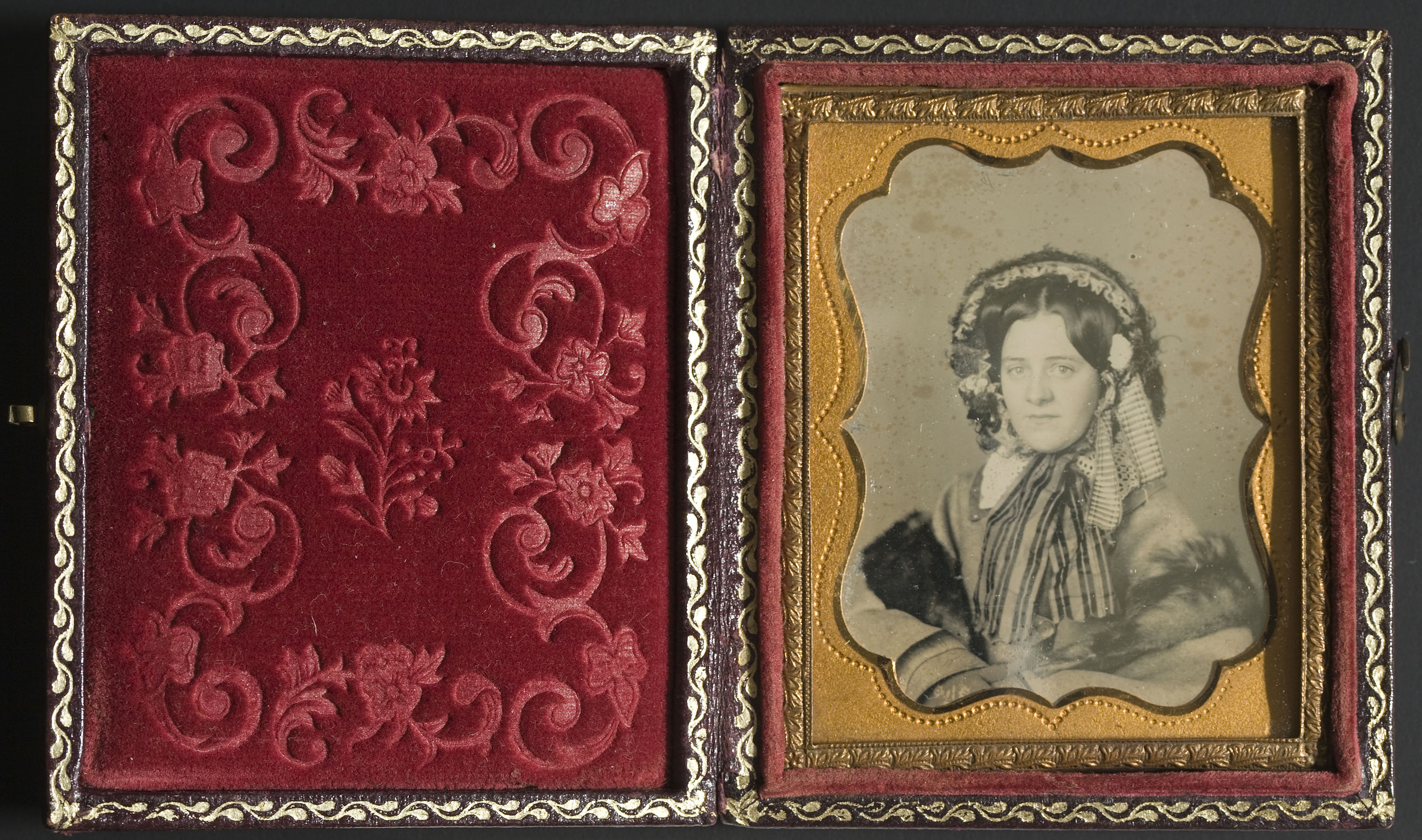 image for: Anònim - Retrat de dona amb barret - Entre 1839-1860
