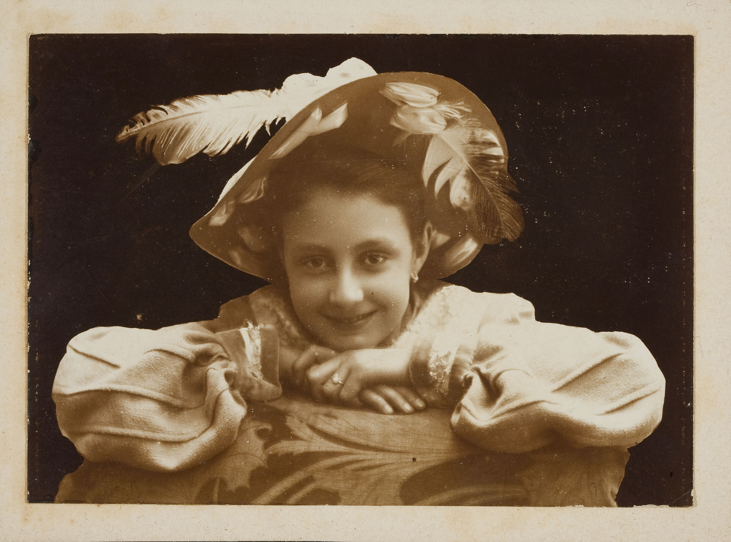 image for: Miquel Renom - Retrat de nena amb barret - No datat