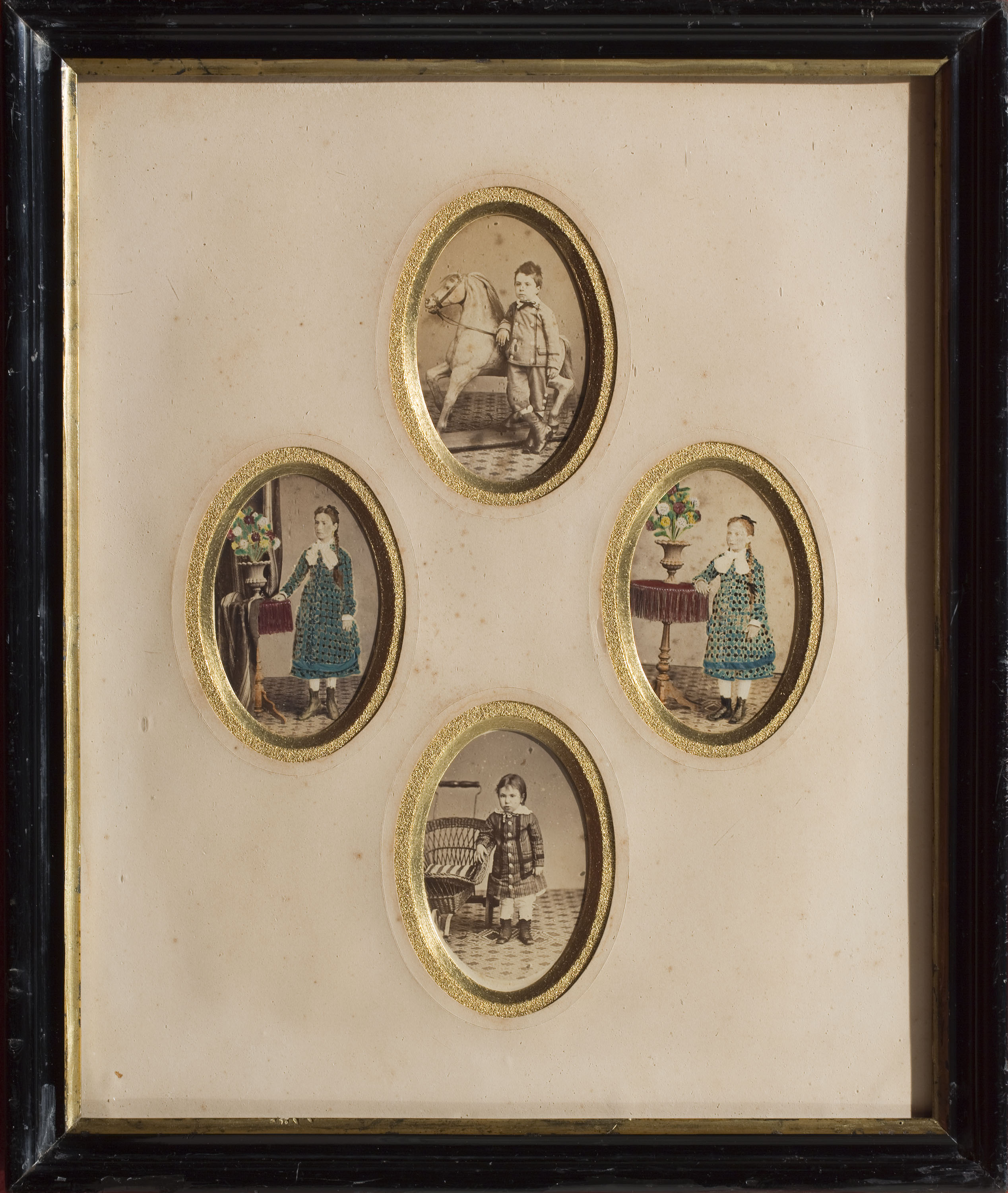 image for: Anònim - Marc amb quatre retrats infantils - Segle XIX