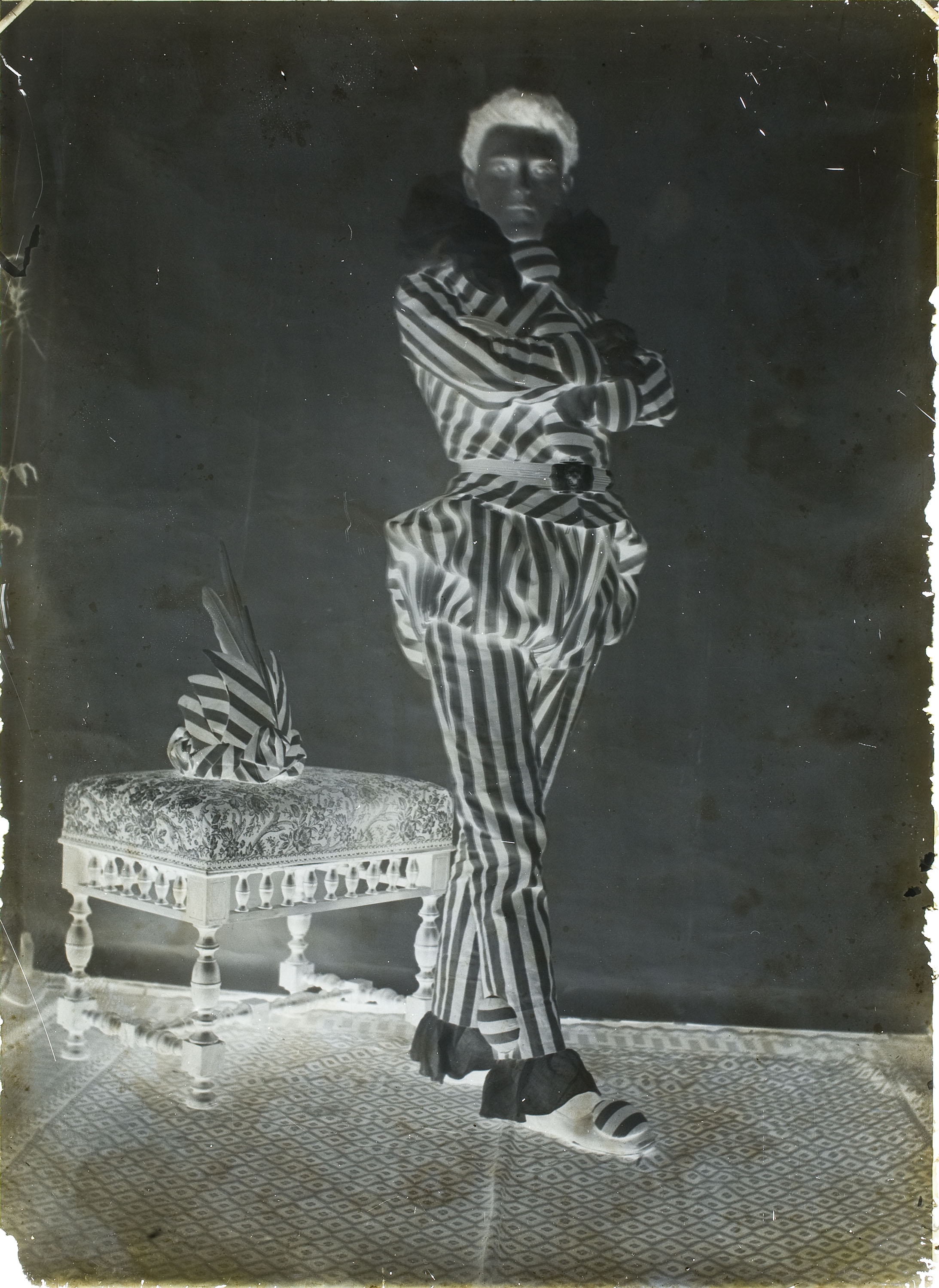 image for: Anònim - Fotografia d'estudi d'un jove disfressat d'arlequí - Primer quart del segle XX