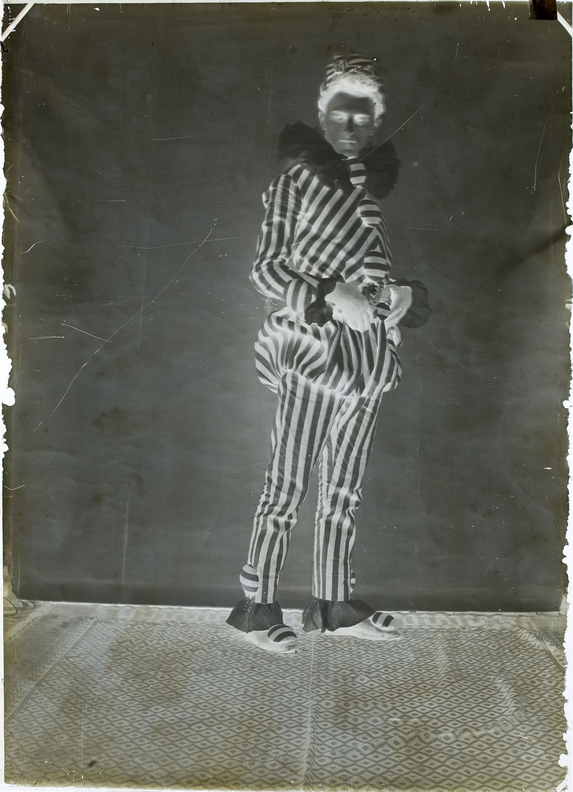 image for: Anònim - Fotografia d'estudi d'un jove disfressat d'arlequí - Primer quart del segle XX