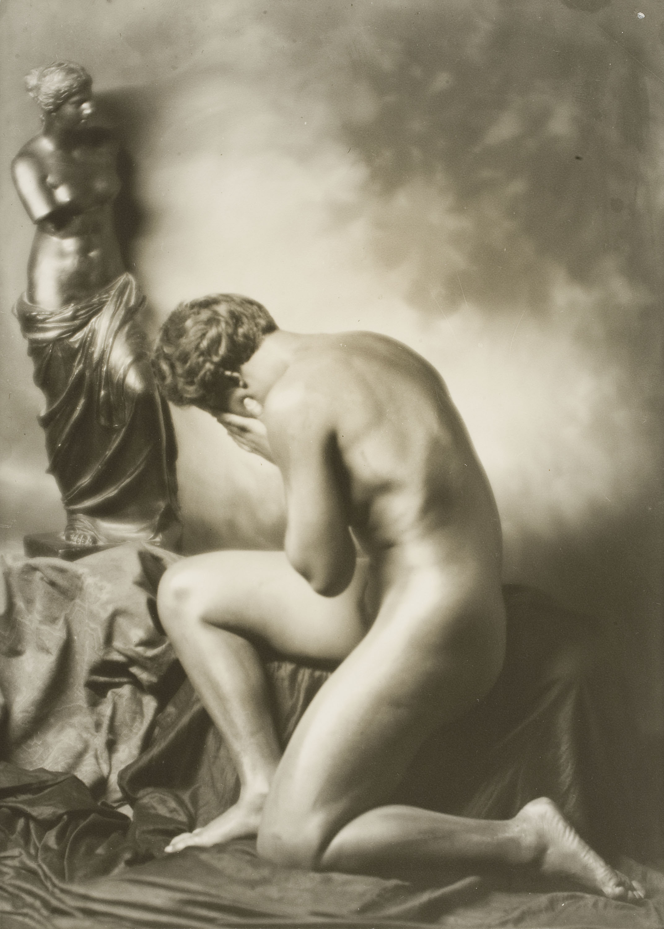 image for: Josep Masana - Nu amb una còpia de la «Venus de Milo» - Cap a 1933
