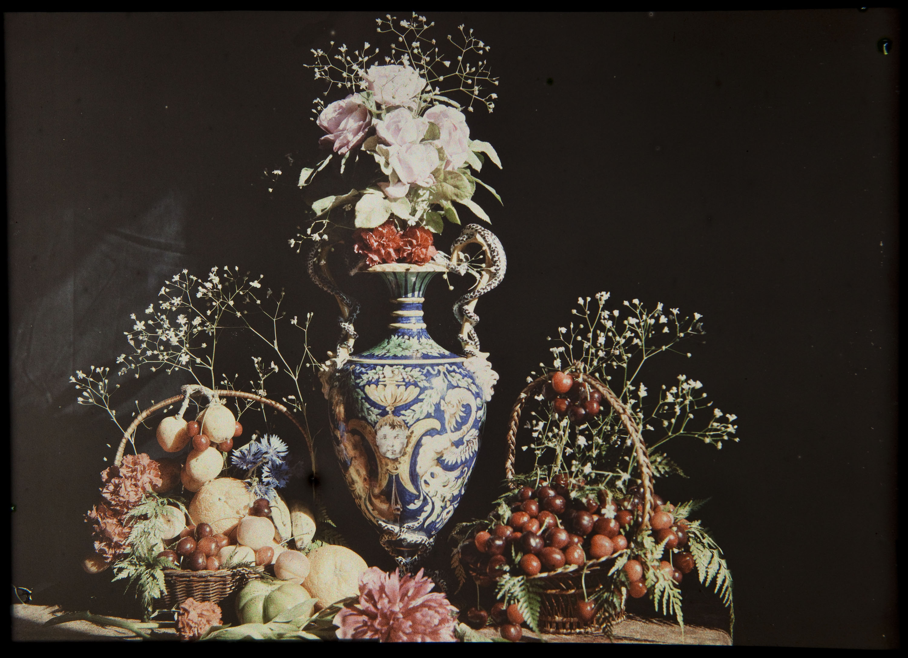 image for: Francesc Carrera Bou - Natura morta amb gerro, flors, cistells i fruita - Cap a 1922-1926
