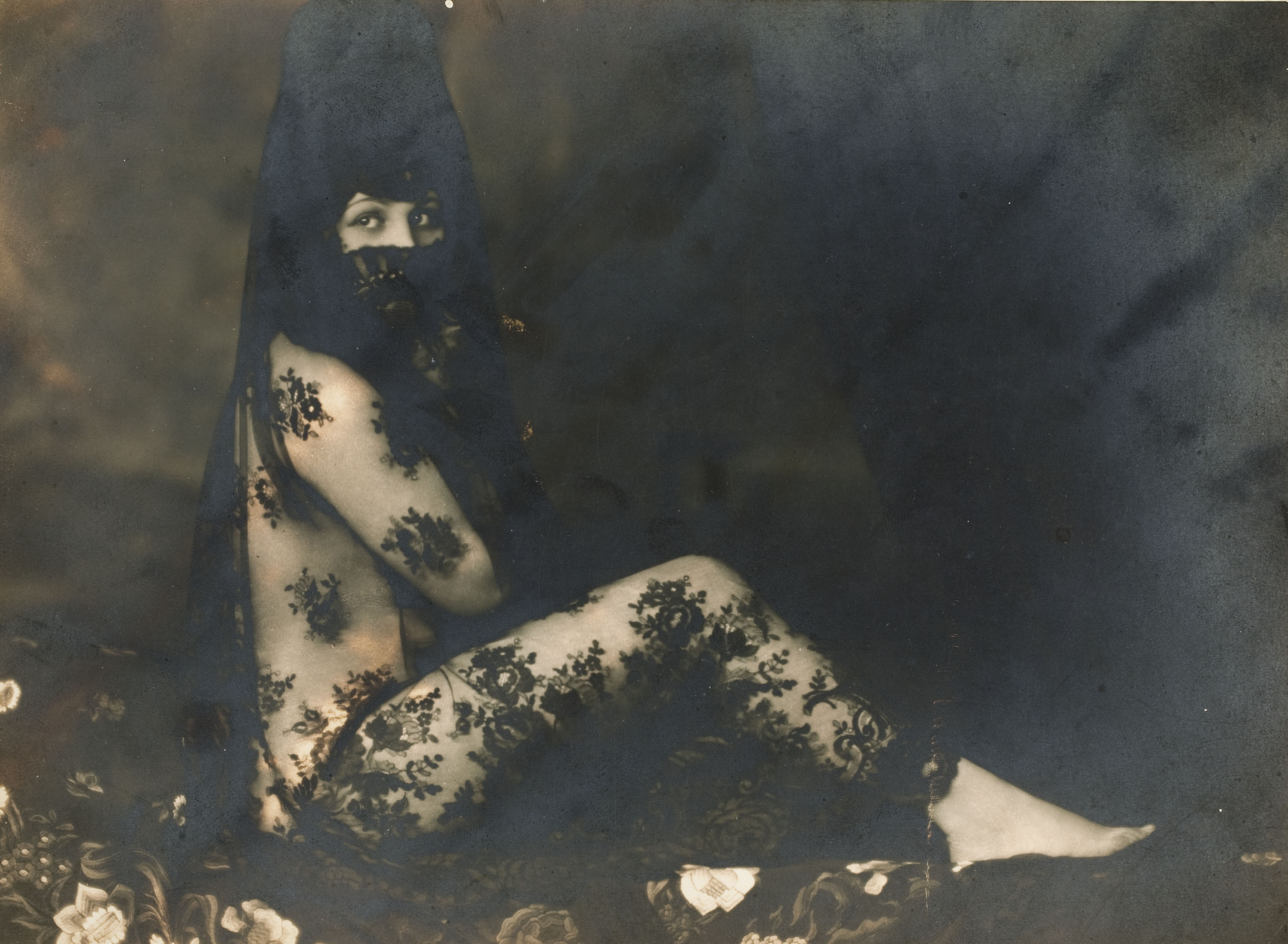 image for: Josep Masana - Sense títol [Maja asseguda amb mantellina] - Entre 1920-1940