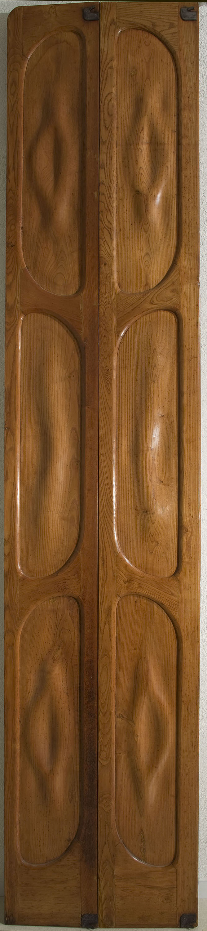 image for: Antoni Gaudí - Dos batents de porta de balcó incompleta - 1906