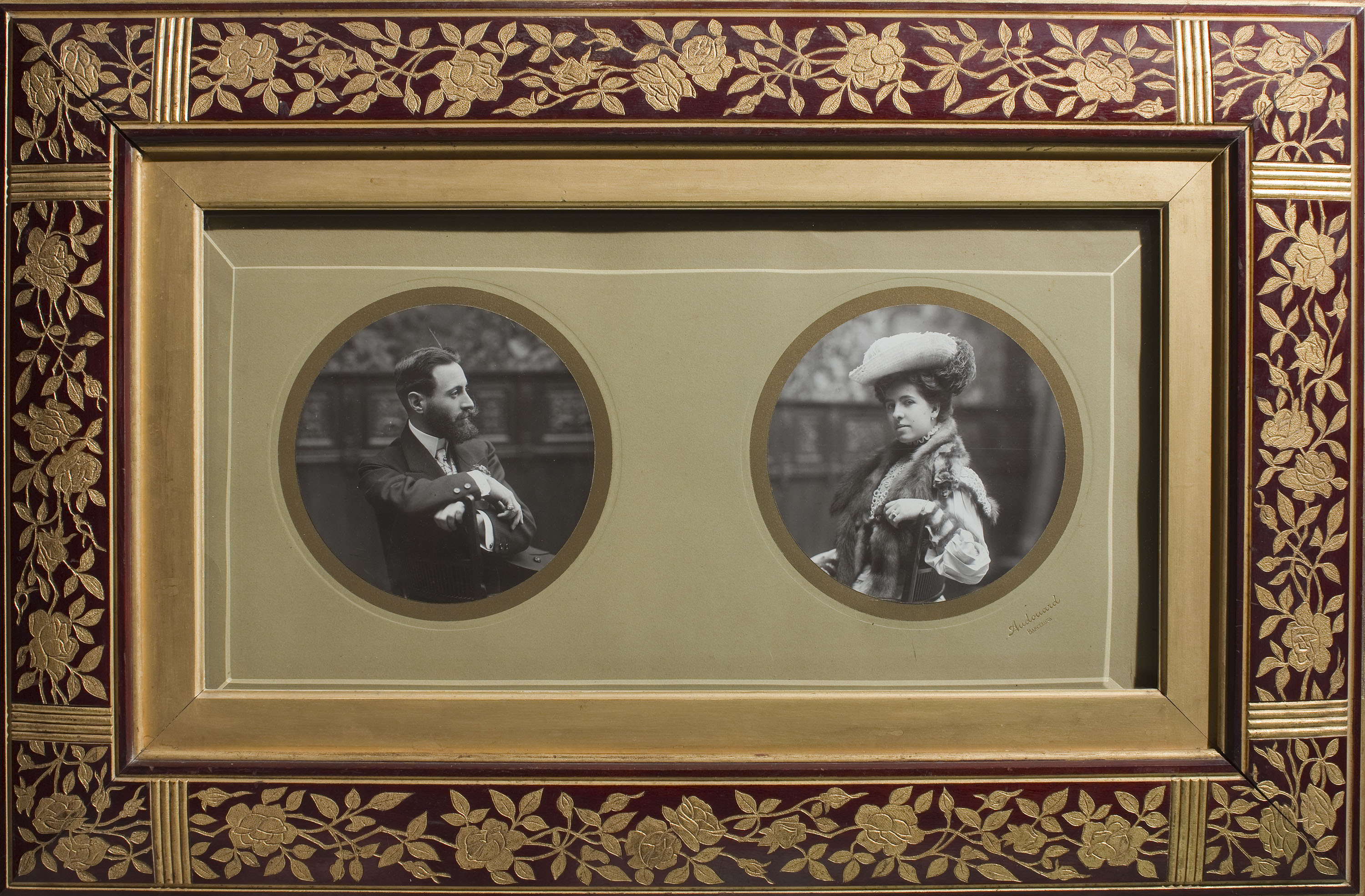 image for: Pau Audouard - Marc amb els retrats d'Eusebi Bertrand i la seva esposa Maria Mata Julià - Cap a 1904