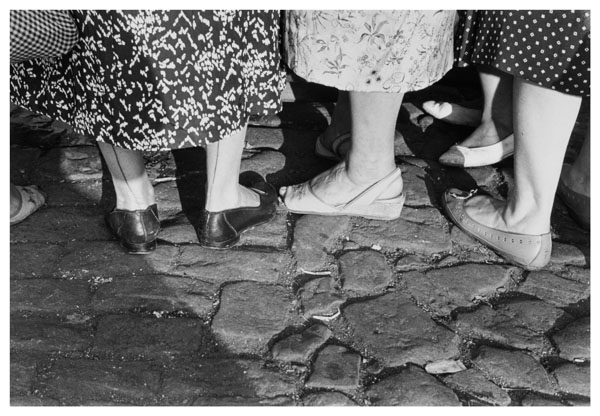 image for: Joana Biarnés - A falta de diners, ratlles pintades en lloc de les costures de les mitges - 1960 (tiratge 2017)