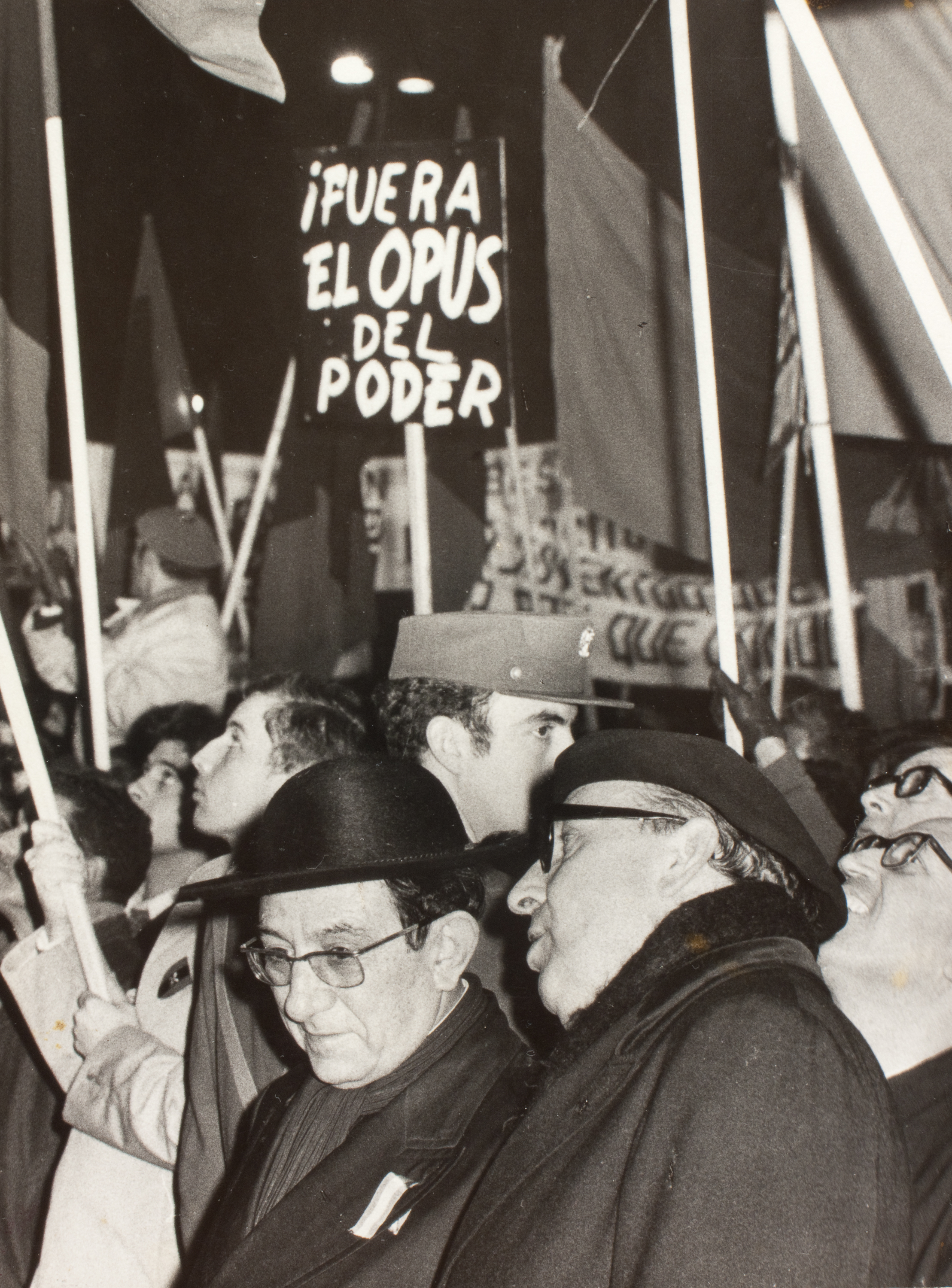 Oriol Maspons - Manifestació fatxa davant del Govern militar de Barcelona - 1970 image for: Oriol Maspons - Manifestació fatxa davant del Govern militar de Barcelona - 1970