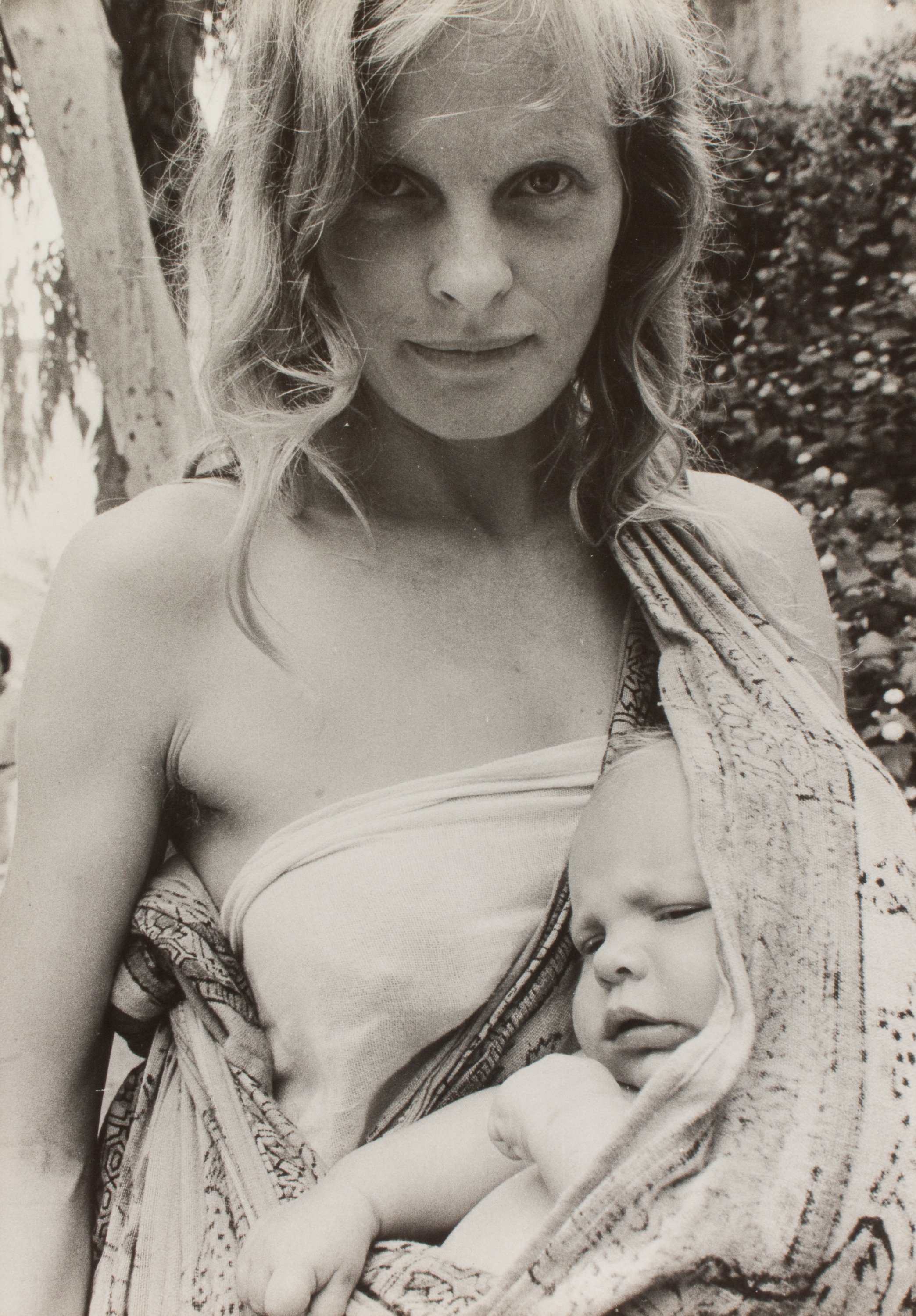 Oriol Maspons - Hippy convidada a una festa al carrer (Eivissa) - 1976 image for: Oriol Maspons - Hippy convidada a una festa al carrer (Eivissa) - 1976