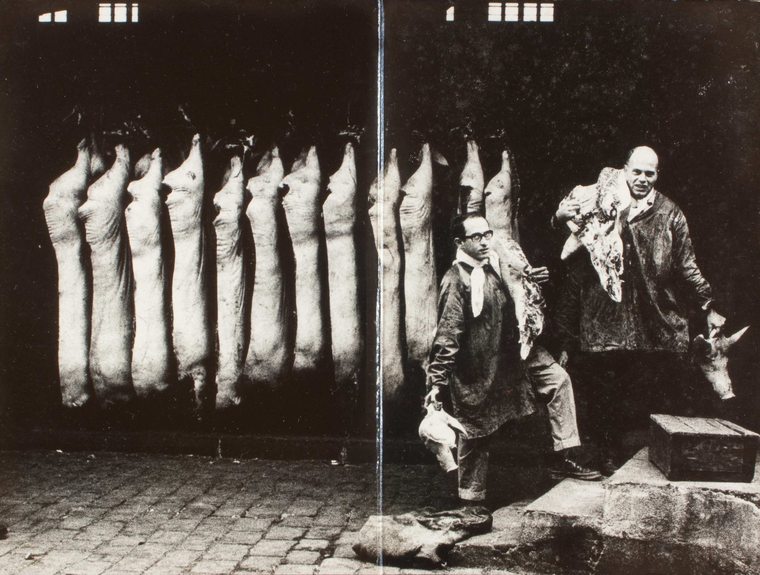 image for: Oriol Maspons - Oriol Maspons i Julio Ubiña a l'escorxador (Nadala) - Cap a 1965