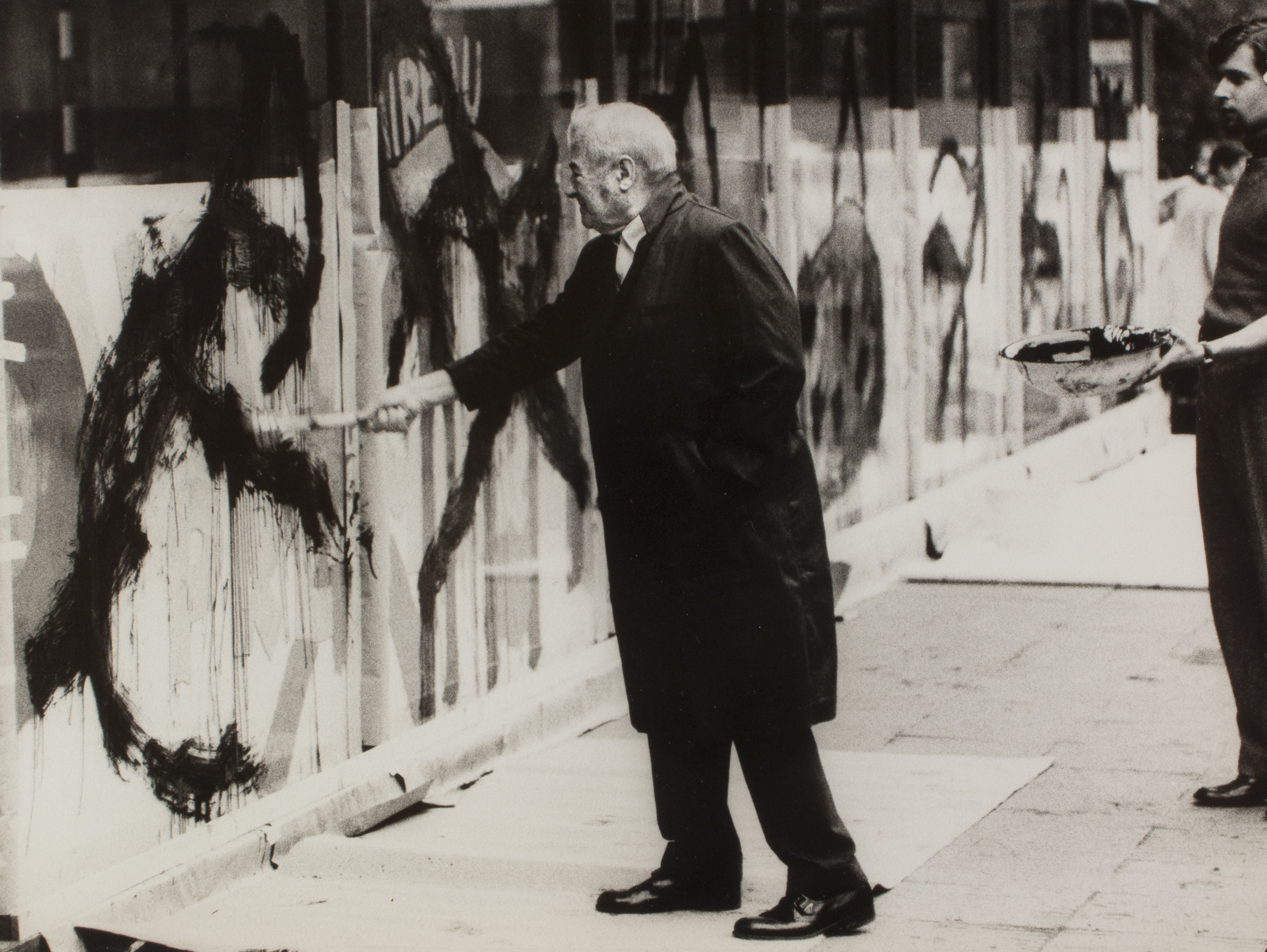 Oriol Maspons - Joan Miró pintant els vidres del Col·legi d'Arquitectes de Catalunya i Balears (Barcelona) - 1969 image for: Oriol Maspons - Joan Miró pintant els vidres del Col·legi d'Arquitectes de Catalunya i Balears (Barcelona) - 1969