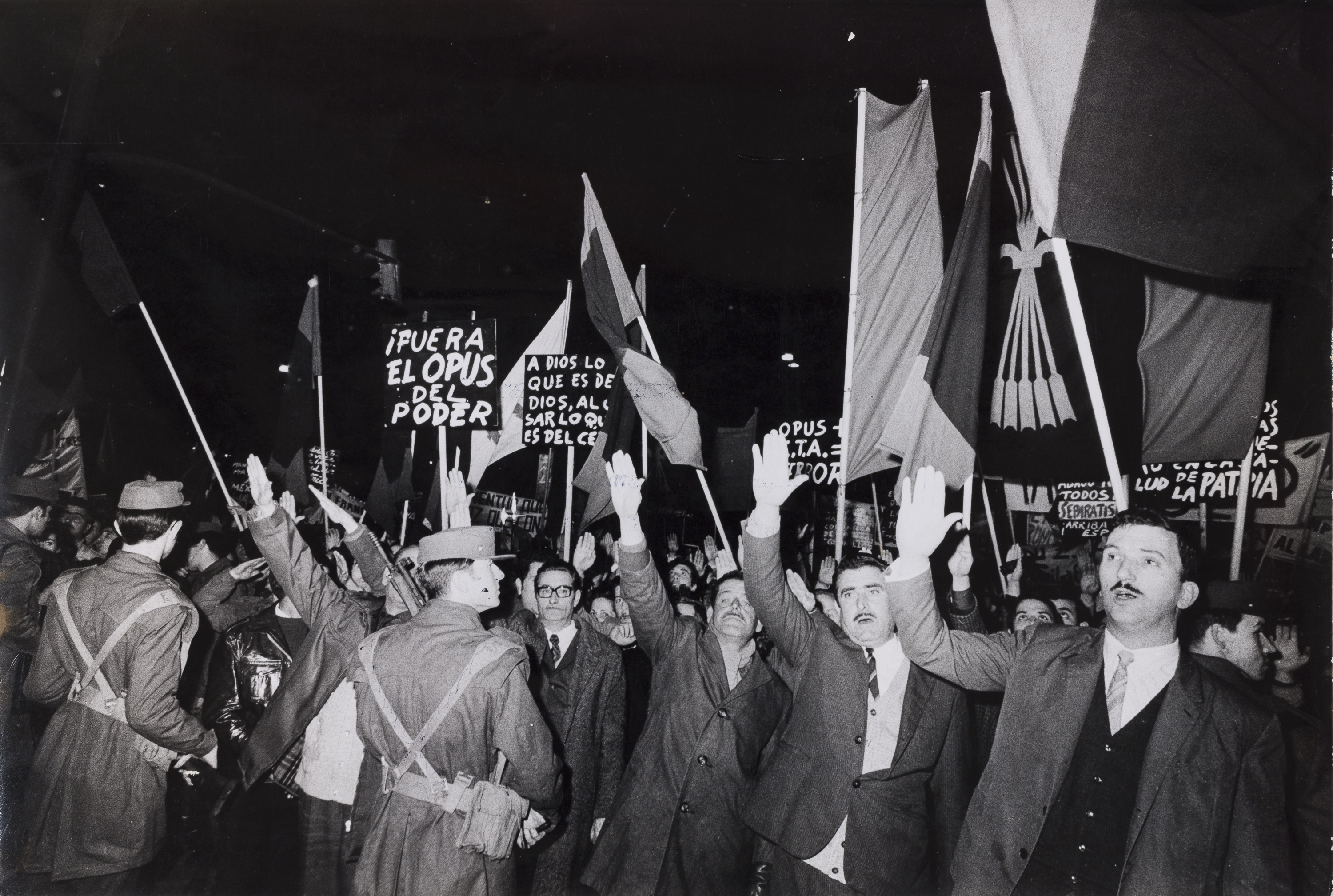 image for: Oriol Maspons - Manifestació fatxa davant el Govern militar de Barcelona - 1970