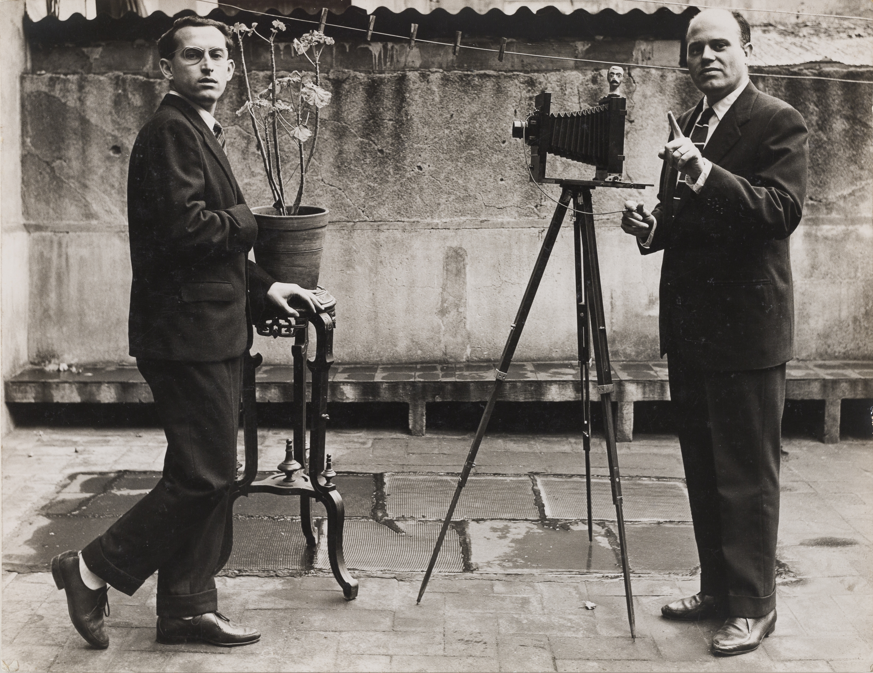 Oriol Maspons - Oriol Maspons i Julio Ubiña en un terrat (Nadala) - Cap a 1965 image for: Oriol Maspons - Oriol Maspons i Julio Ubiña en un terrat (Nadala) - Cap a 1965