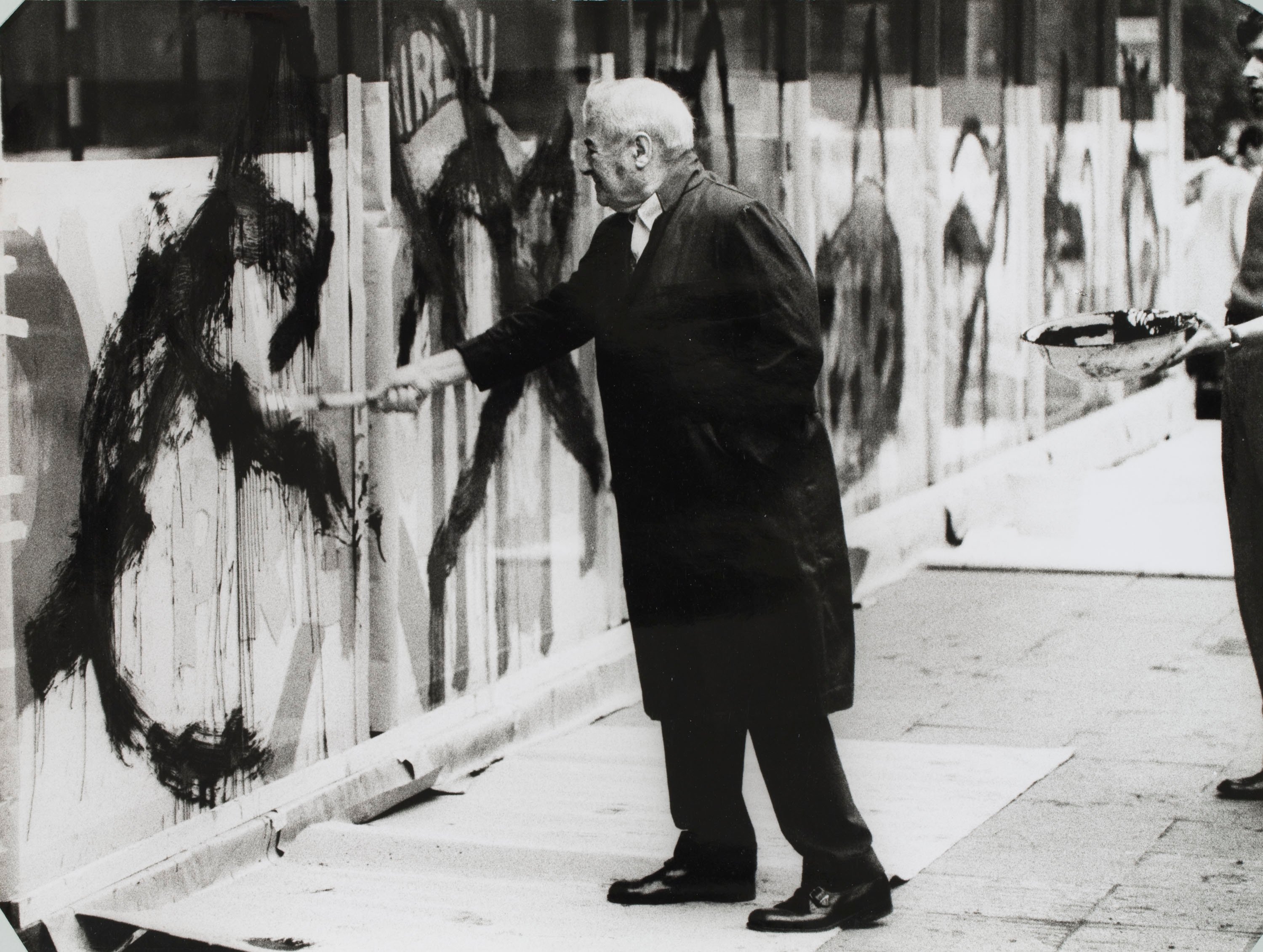 Oriol Maspons - Joan Miró pintant els vidres del Col·legi d'Arquitectes de Catalunya i Balears (Barcelona) - 1969 image for: Oriol Maspons - Joan Miró pintant els vidres del Col·legi d'Arquitectes de Catalunya i Balears (Barcelona) - 1969