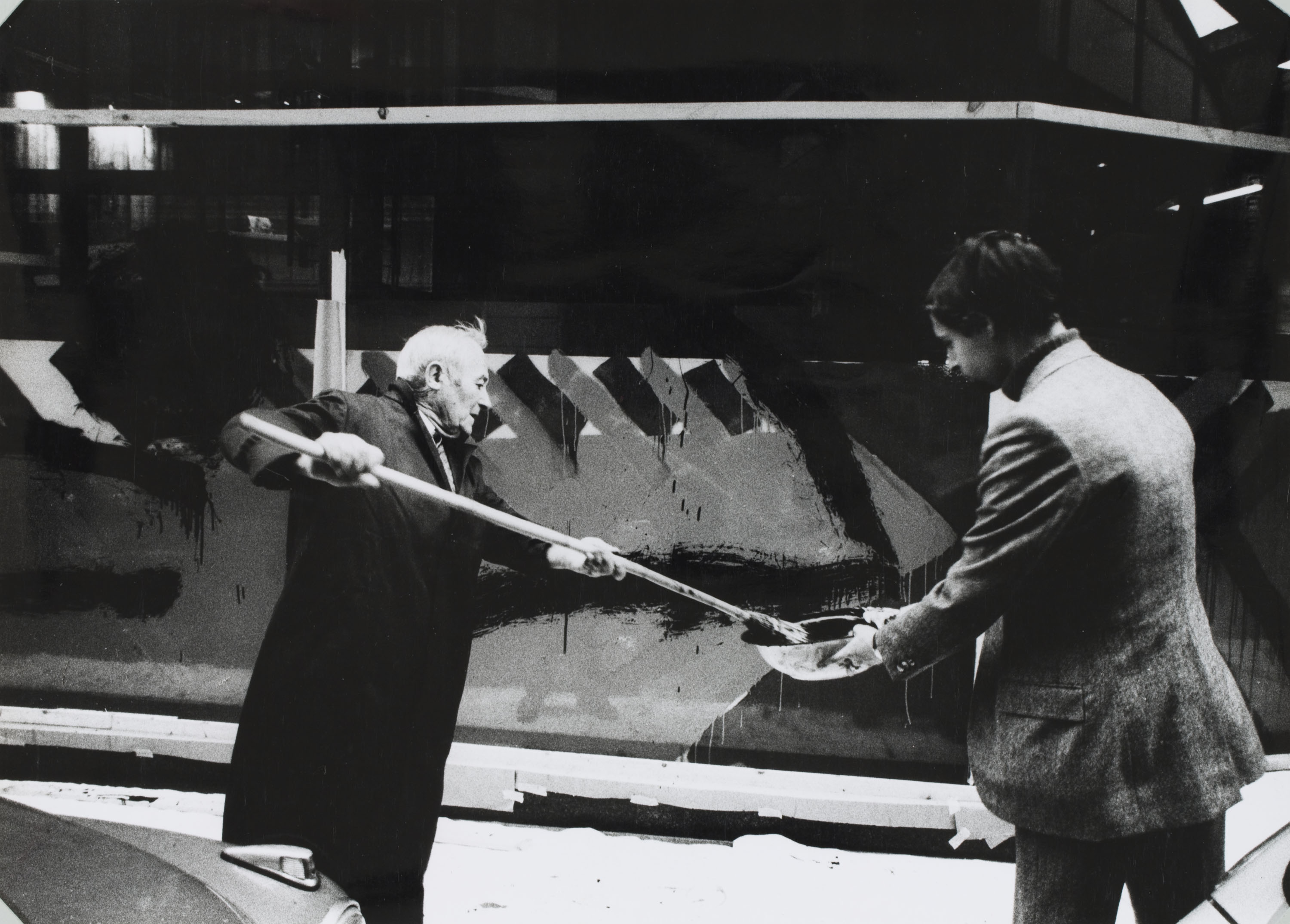 Oriol Maspons - Joan Miró pintant els vidres del Col·legi d'Arquitectes de Catalunya i Balears (Barcelona) - 1969 image for: Oriol Maspons - Joan Miró pintant els vidres del Col·legi d'Arquitectes de Catalunya i Balears (Barcelona) - 1969