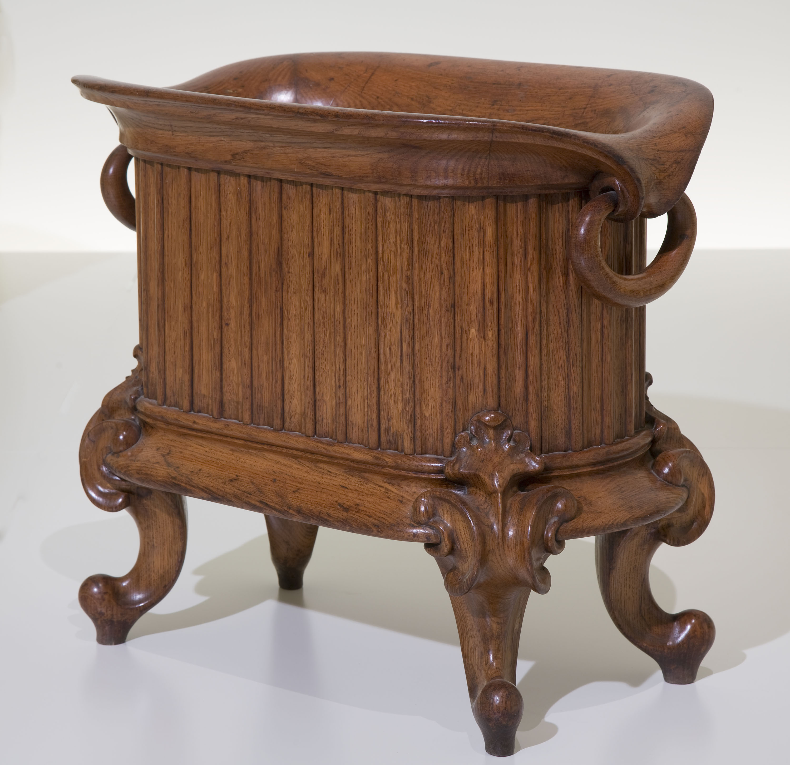 Antoni Gaudí - Paperera de la Casa Calvet - Cap a 1900 image for: Antoni Gaudí - Paperera de la Casa Calvet - Cap a 1900