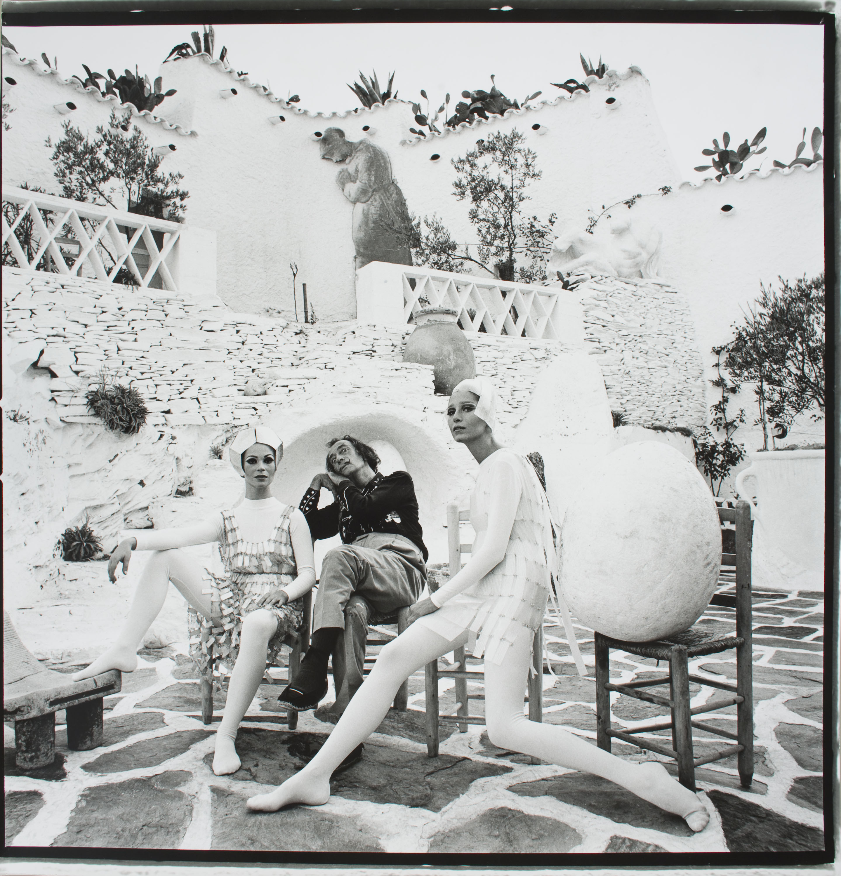 Oriol Maspons - Dalí aux anges habillés par Paco Rabanne - 1966 (tiratge posterior) image for: Oriol Maspons - Dalí aux anges habillés par Paco Rabanne - 1966 (tiratge posterior)