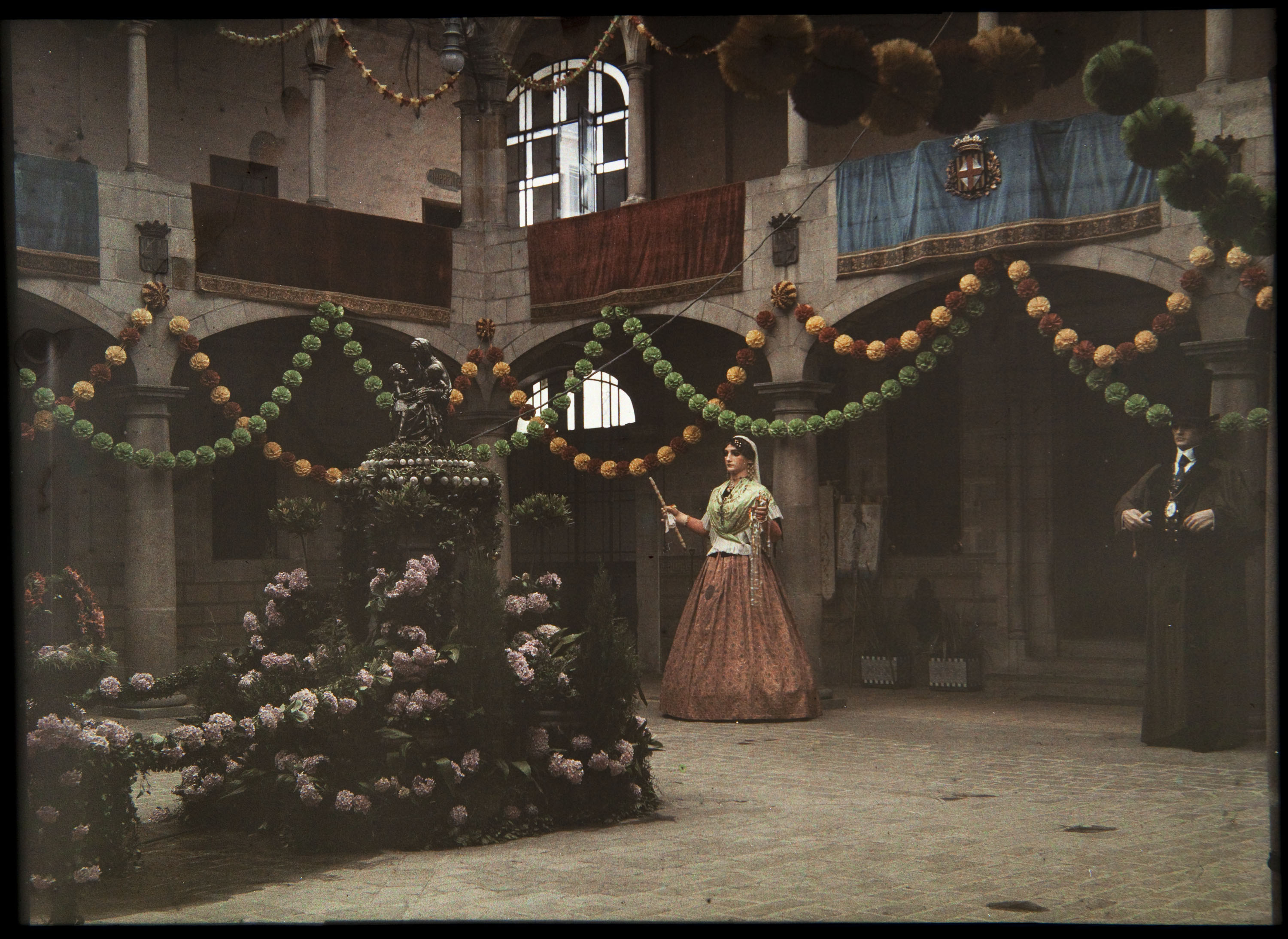 Francesc Carrera Bou - Interior amb gegants - Cap a 1922-1926 image for: Francesc Carrera Bou - Interior amb gegants - Cap a 1922-1926