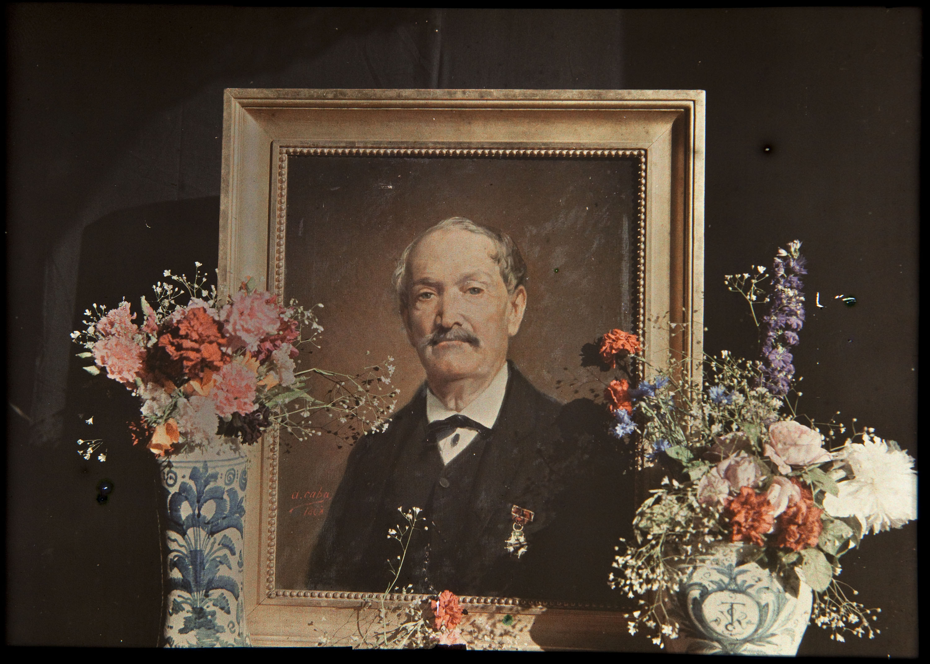 image for: Francesc Carrera Bou - Natura morta amb el retrat del pare de l'artista, per Antoni Caba - Cap a 1922-1926