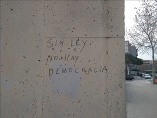 Pintada Sin ley no hay democracia