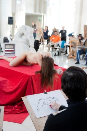 Feu volar la imaginació: &#039;Obres sota el llapis. Sessions de dibuix d&#039;escultura al museu&#039;