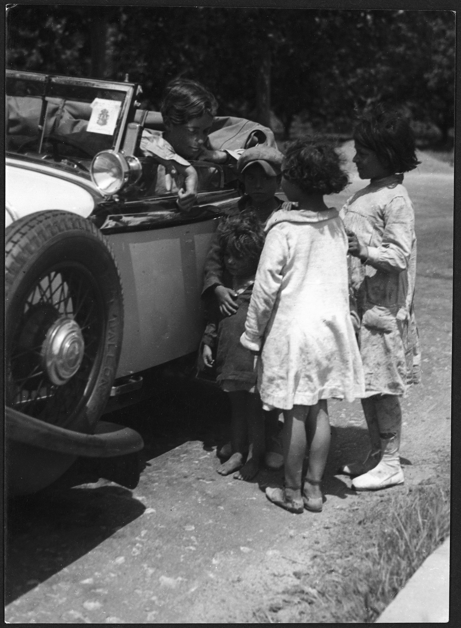 Marianne Breslauer, Sin título (Annemarie Schwarzenbach en su automóvil y unos niños gitanos), Pirineos,1933  Schweizerische Nationalbibliothek, NB, Bern