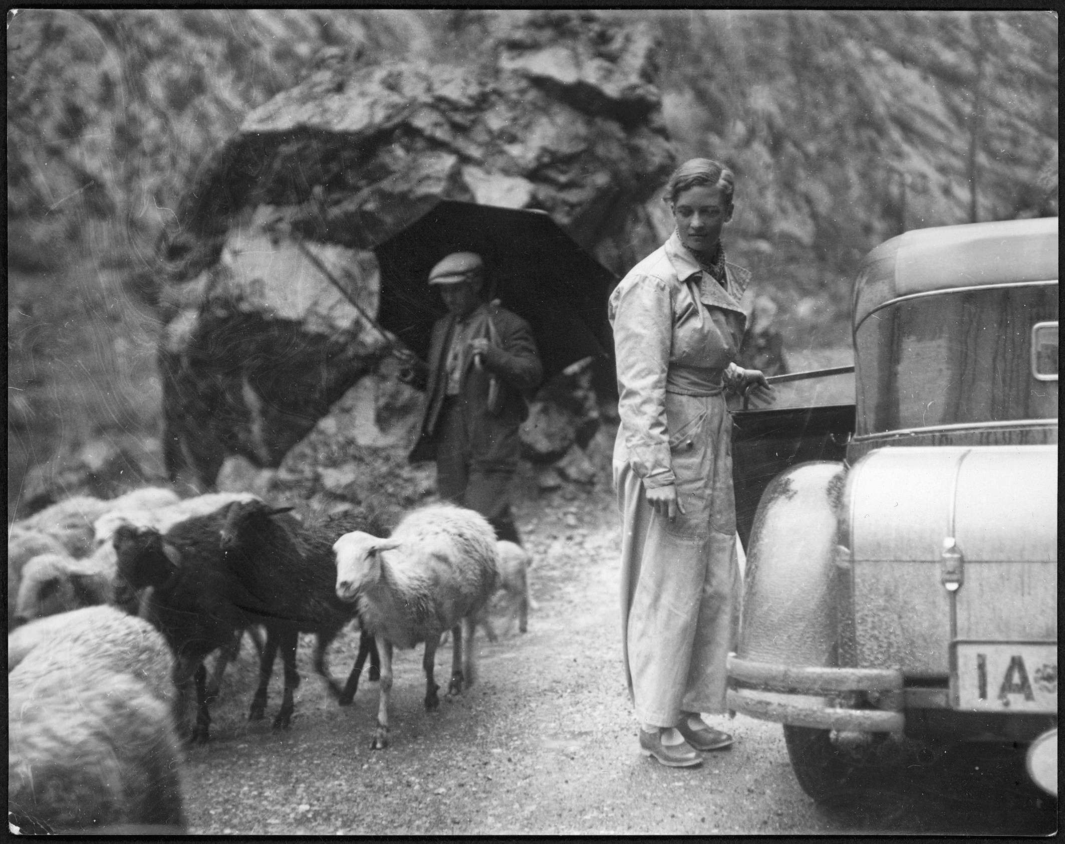 Marianne Breslauer, Sense títol (Annemarie Schwarzenbach amb el seu cotxe i un pastor), Pirineus, 1933.  Schweizererische Nationalbibliothek, NB, Bern