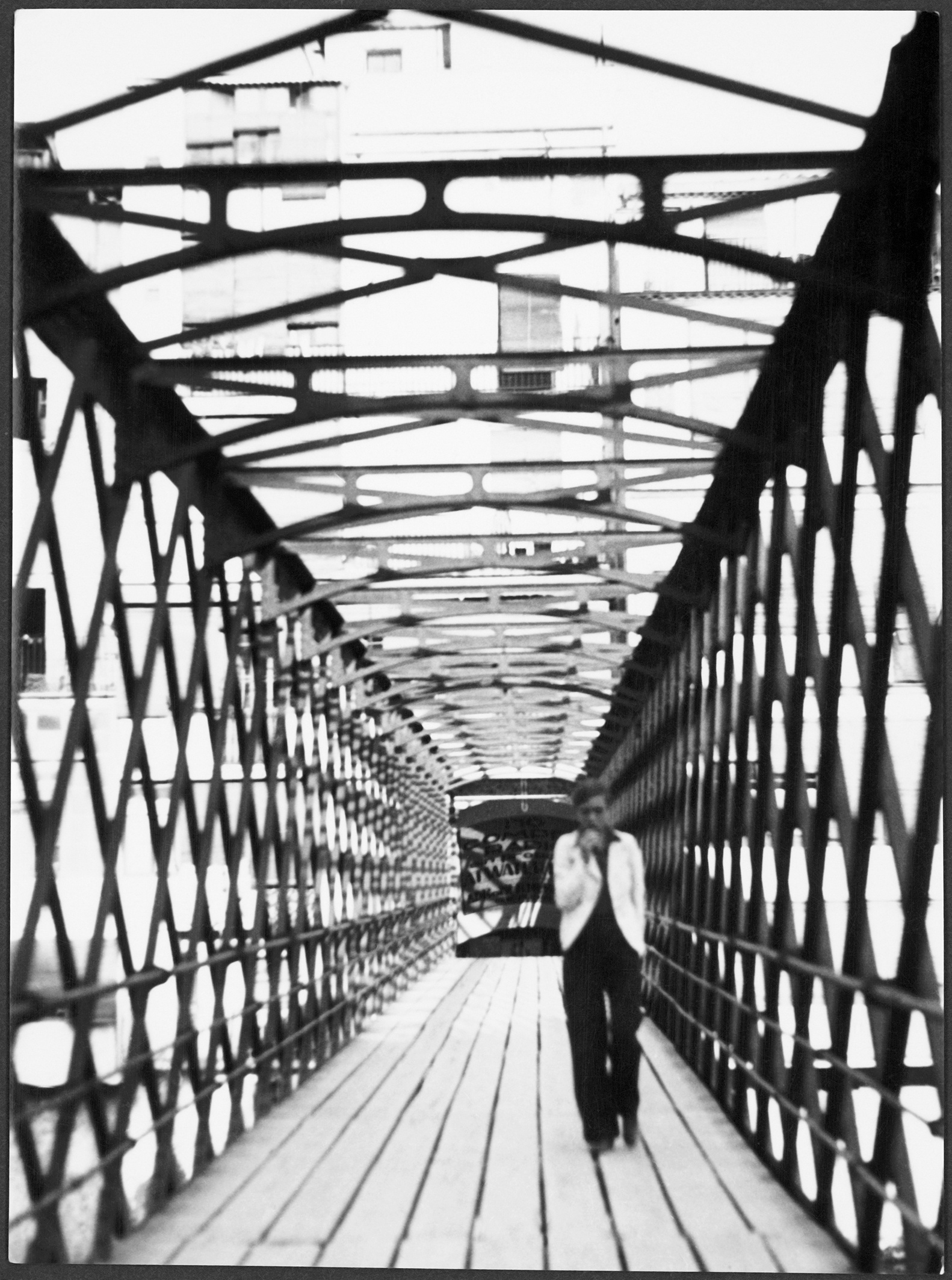 Marianne Breslauer, Sin título (Annemarie Schwarzenbach cruzando el puente Eiffel sobre el río Oñar), Girona,1933  Schweizerische Nationalbibliothek, NB, Bern