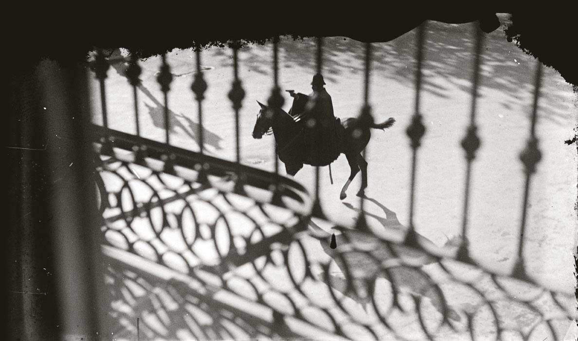 Gabriel Casas, Policía a caballo durante la huelga general, 1930, Arxiu Nacional de Catalunya