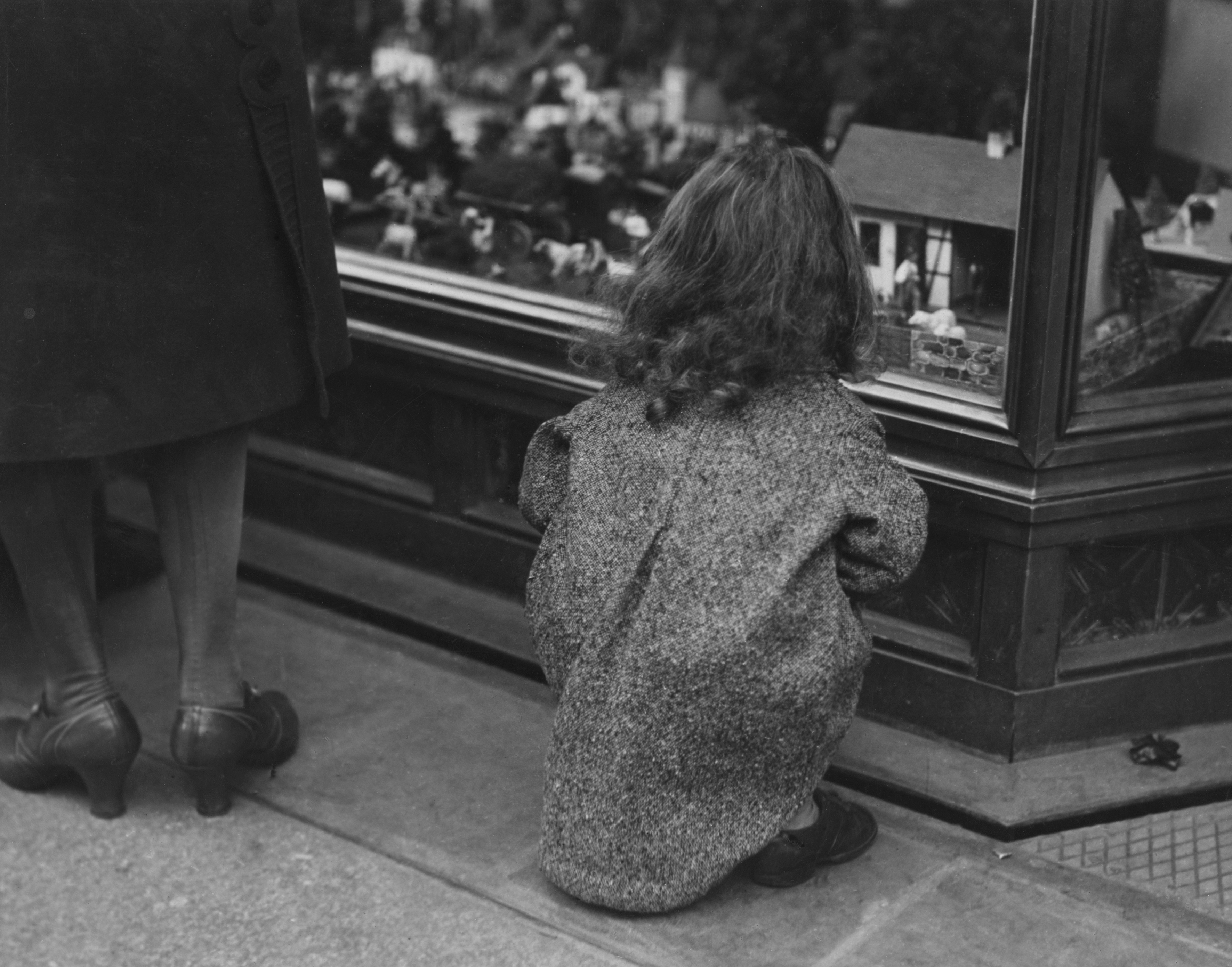 Marianne Breslauer, Mercado navideño, Berlín, 1930 © Marianne Breslauer /  Fotostiftung Schweiz, Winterthur