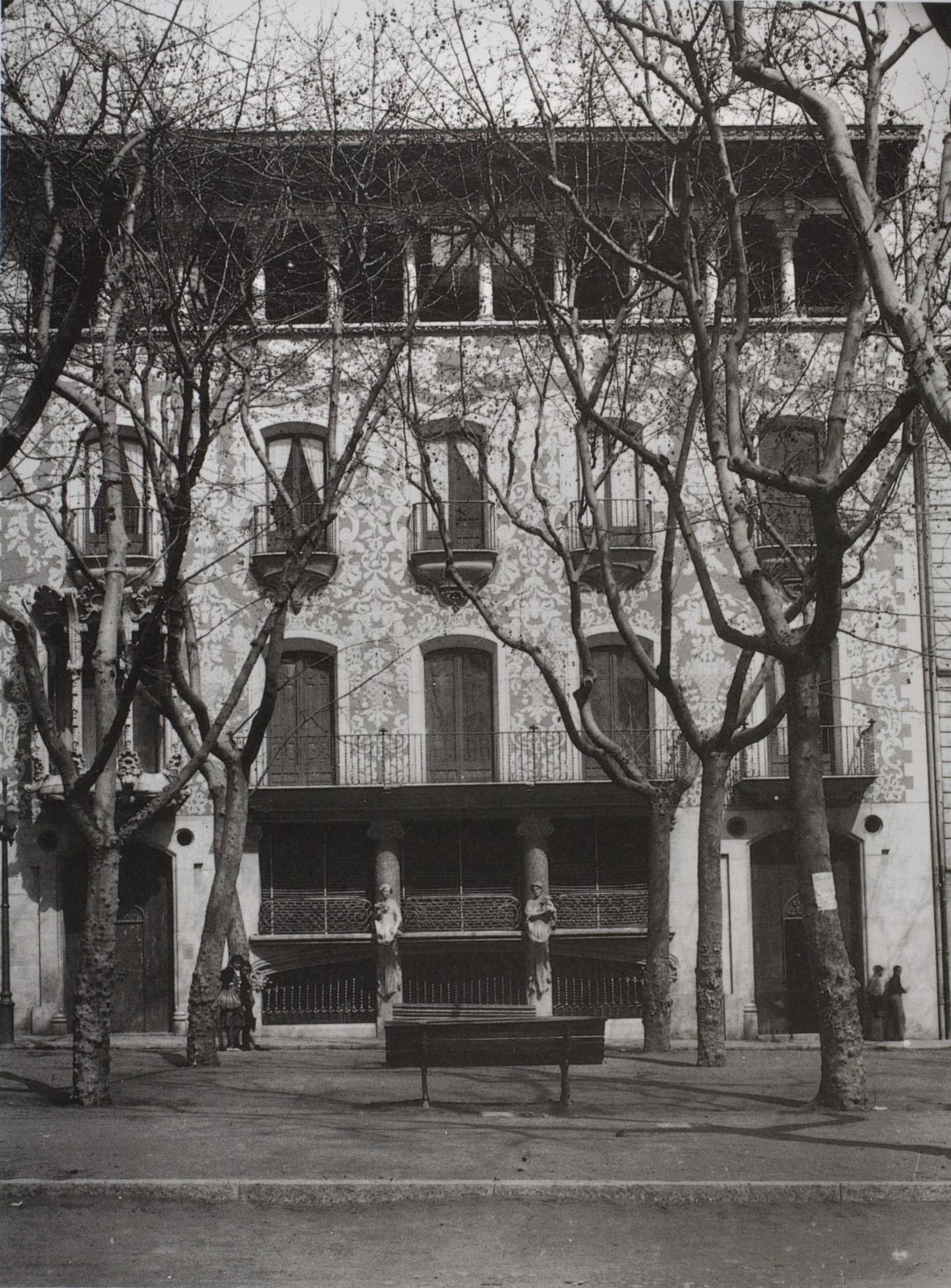 Façana de la Casa Solà-Morales a Olot