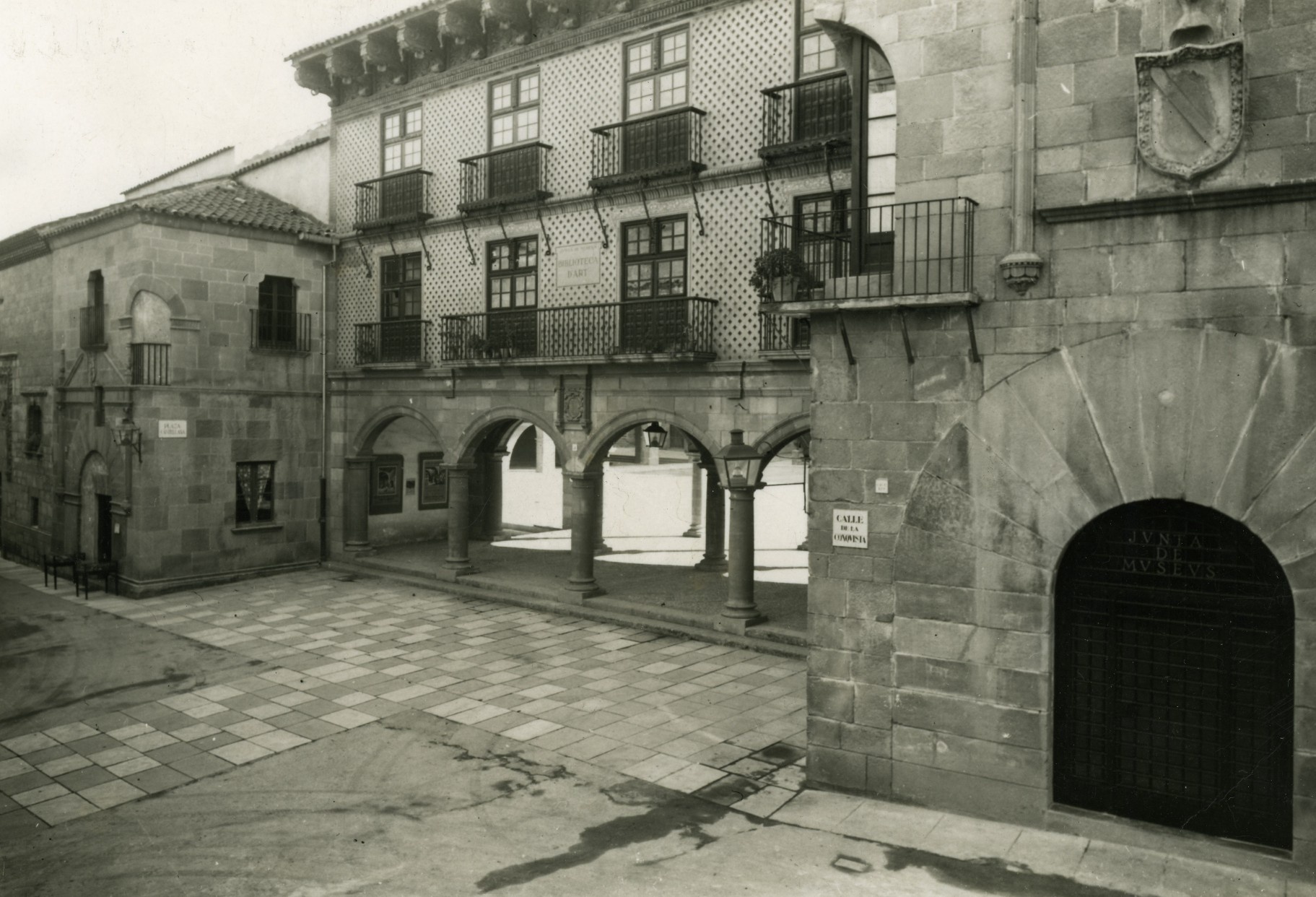 Façana dels edificis de la Junta de Museus, al Poble Espanyol, nova ubicació de la Biblioteca