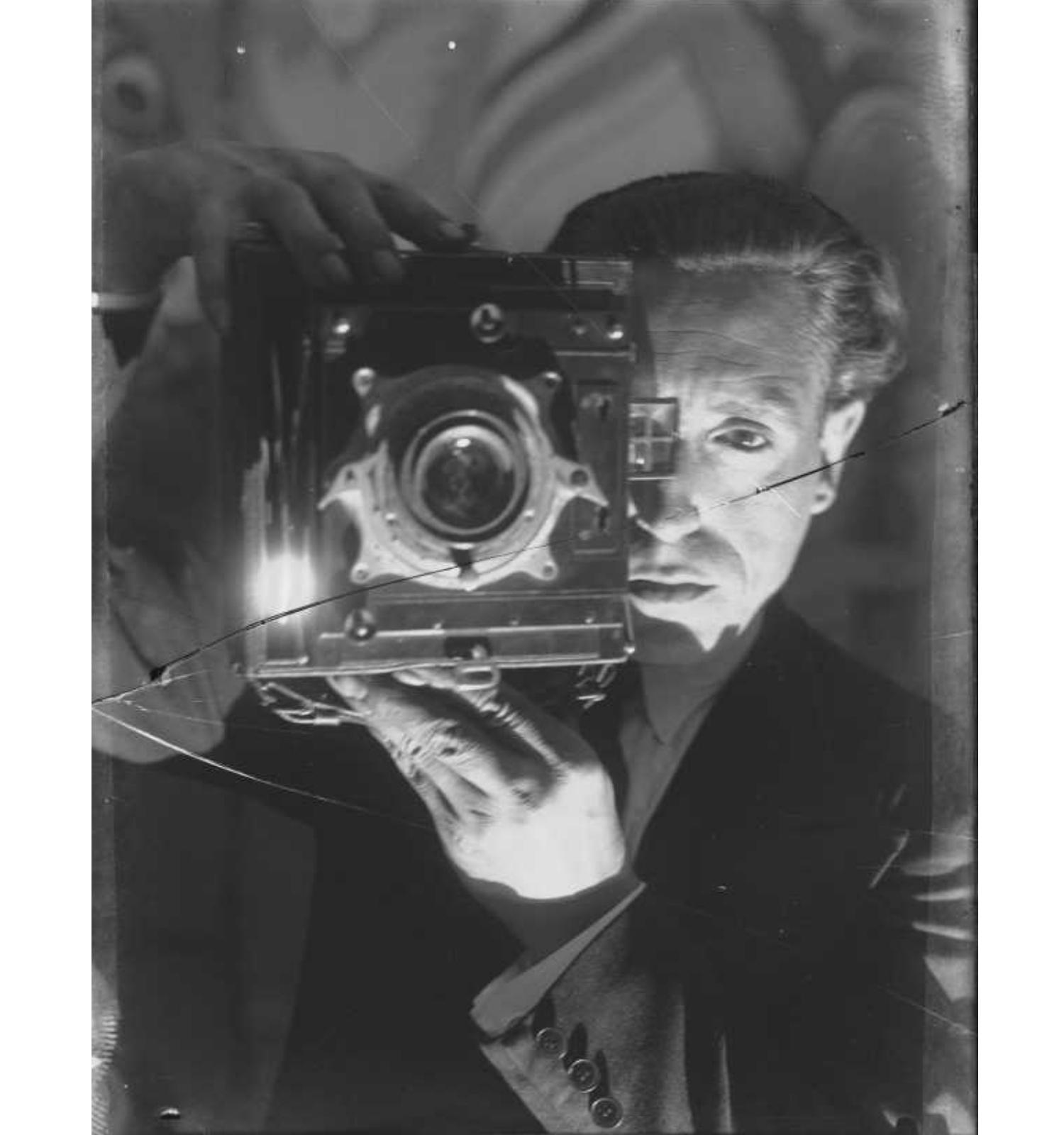 Gabriel Casas, Autoretrat del fotògraf amb la seva càmera fotogràfica, en un interior, 1931, Arxiu Nacional de Catalunya