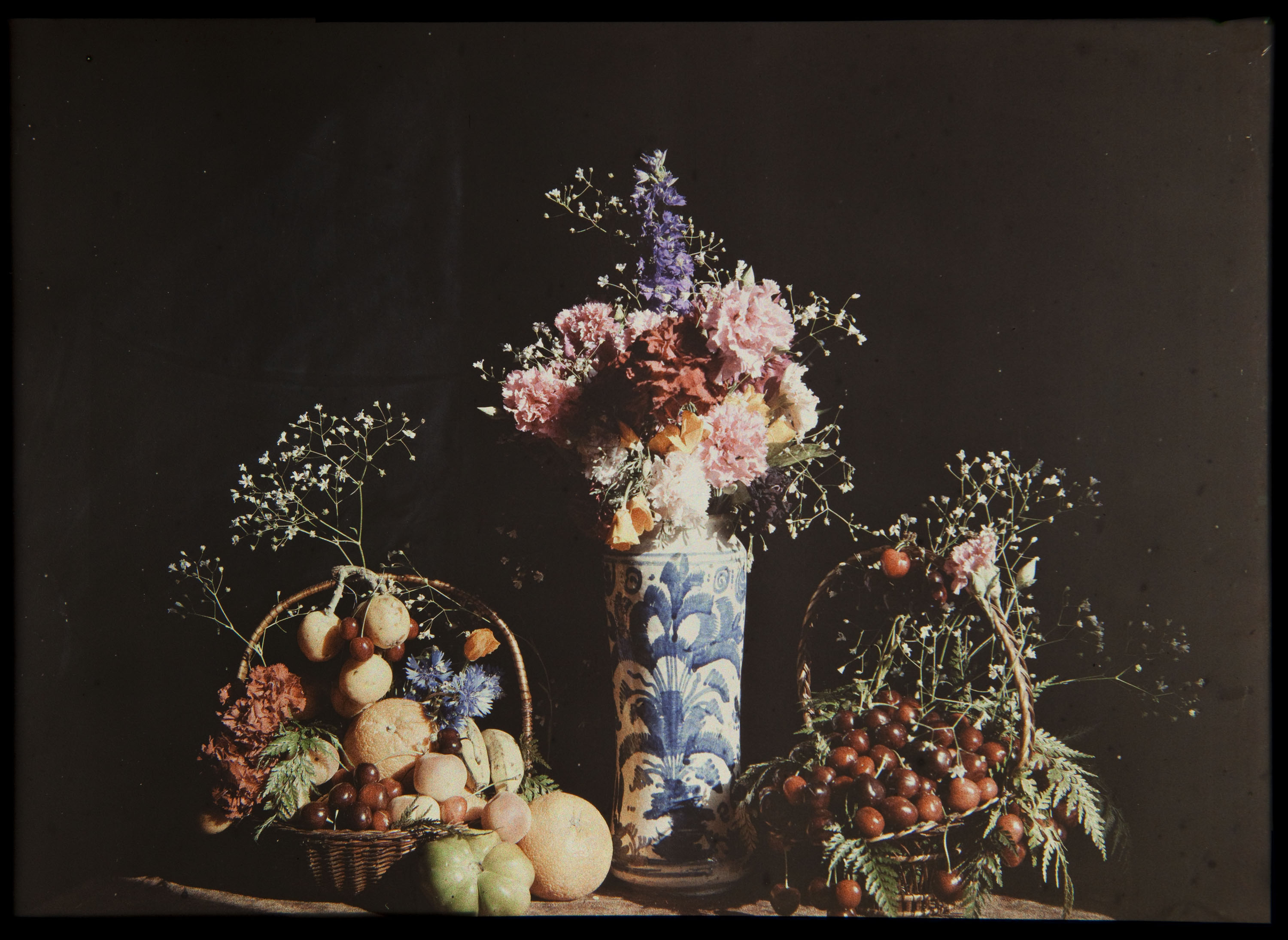 image for: Francesc Carrera Bou - Natura morta amb gerro, flors, cistells i fruita - Cap a 1922-1926