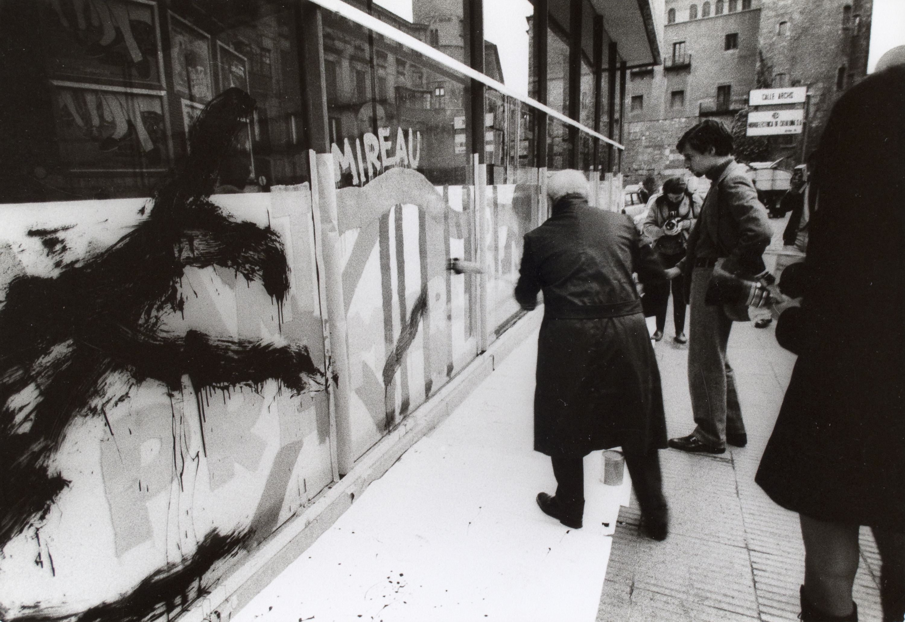 image for: Oriol Maspons - Joan Miró pintant els vidres del Col·legi d&#039;Arquitectes de Catalunya i Balears (Barcelona) - 1969
