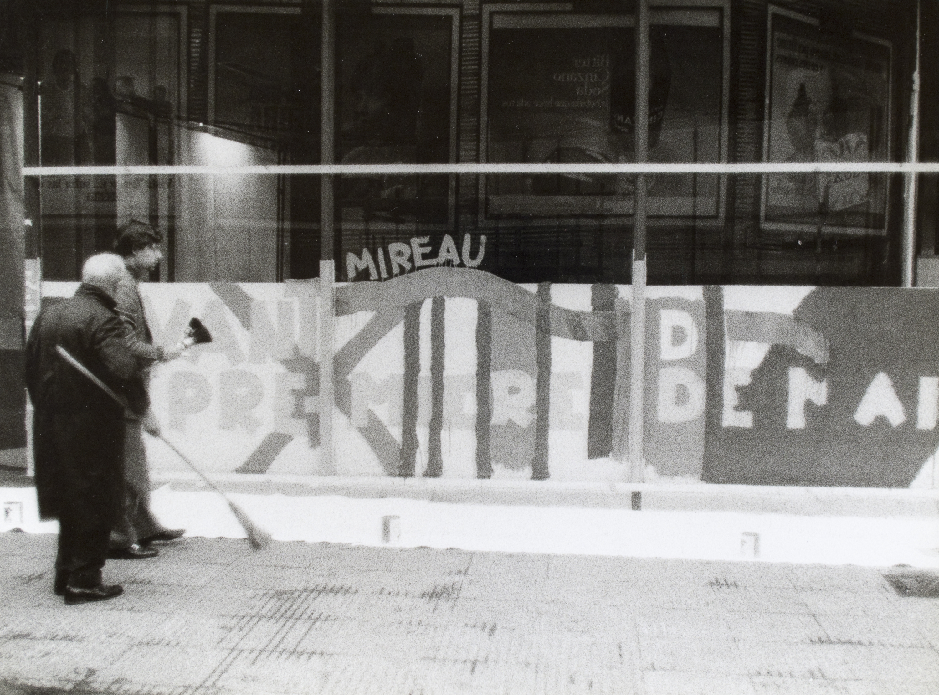 image for: Oriol Maspons - Joan Miró pintant els vidres del Col·legi d&#039;Arquitectes de Catalunya i Balears (Barcelona) - 1969